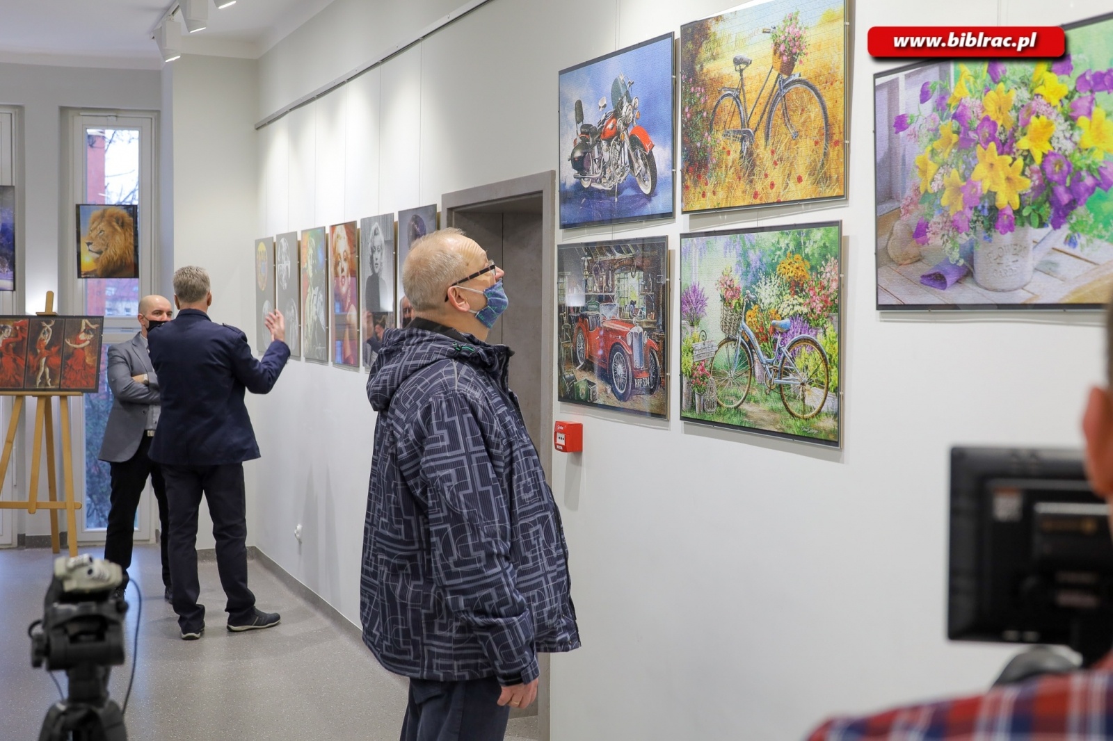 Zdjęcie w galerii na portalu naszraciborz.pl: Sztuka z puzzli. W bibliotece odbył się wernisaż wystawy Jana Świerczka wiadomości z regionu