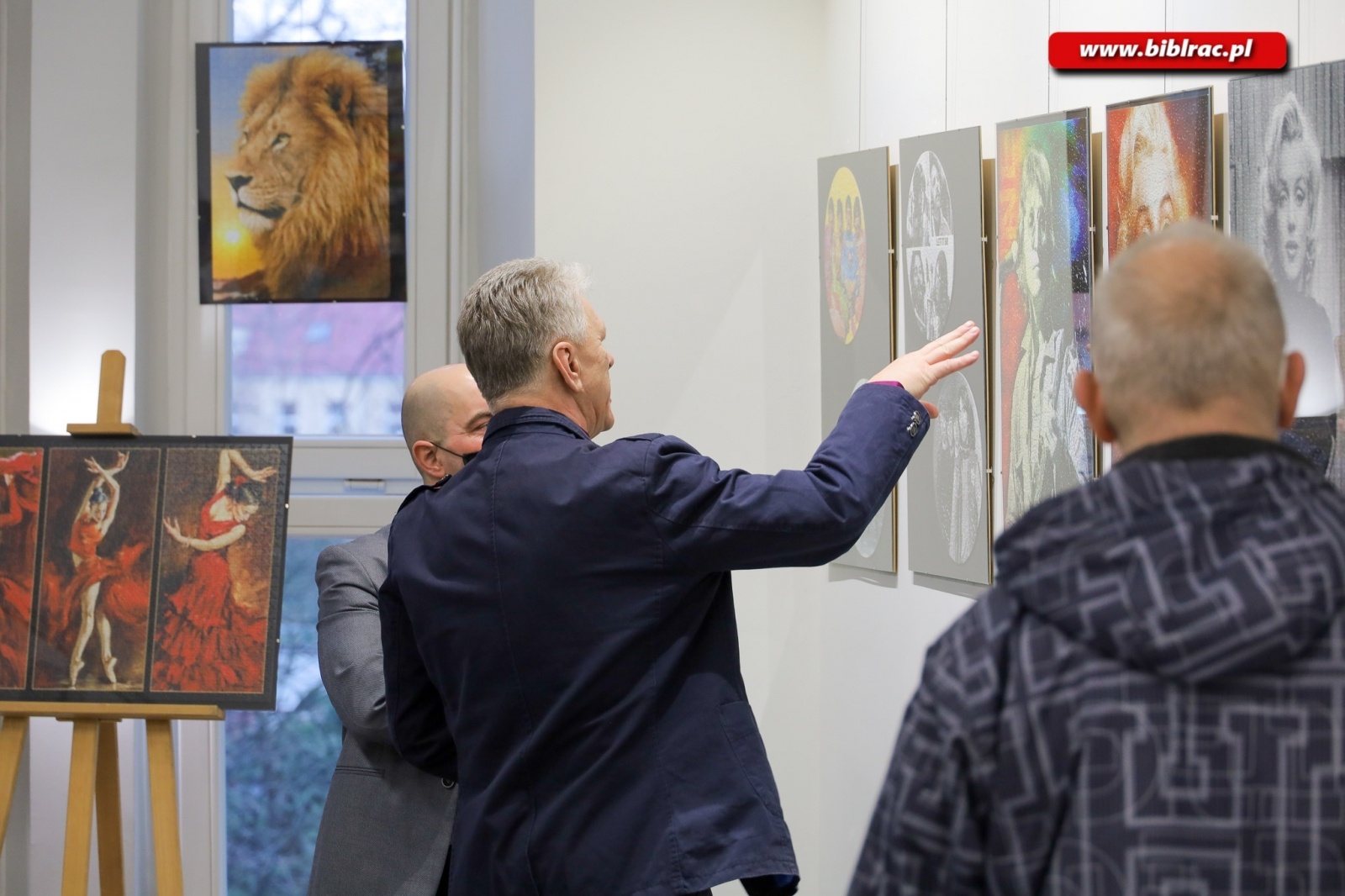 Zdjęcie w galerii na portalu naszraciborz.pl: Sztuka z puzzli. W bibliotece odbył się wernisaż wystawy Jana Świerczka wiadomości z regionu