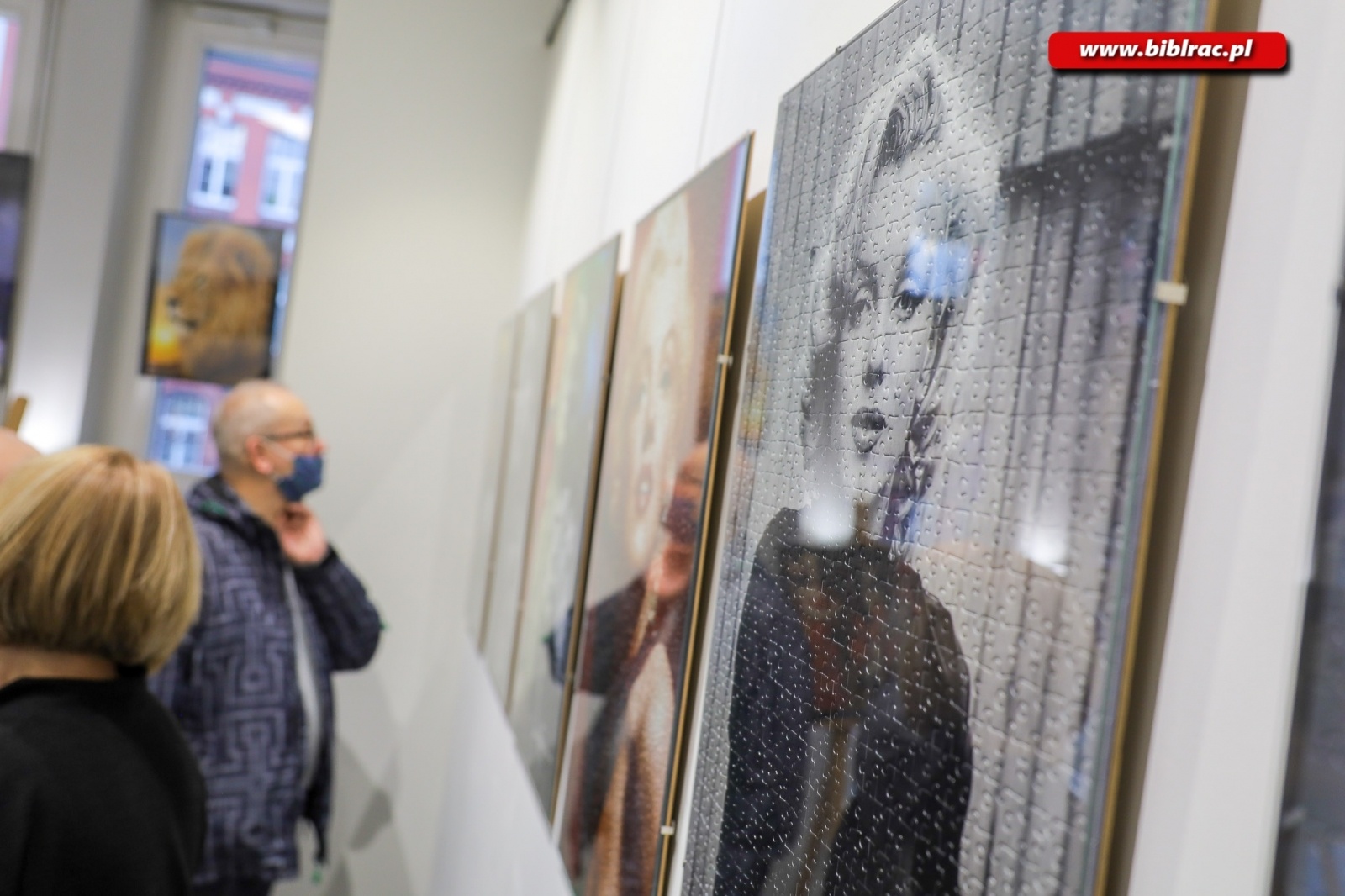 Zdjęcie w galerii na portalu naszraciborz.pl: Sztuka z puzzli. W bibliotece odbył się wernisaż wystawy Jana Świerczka wiadomości z regionu