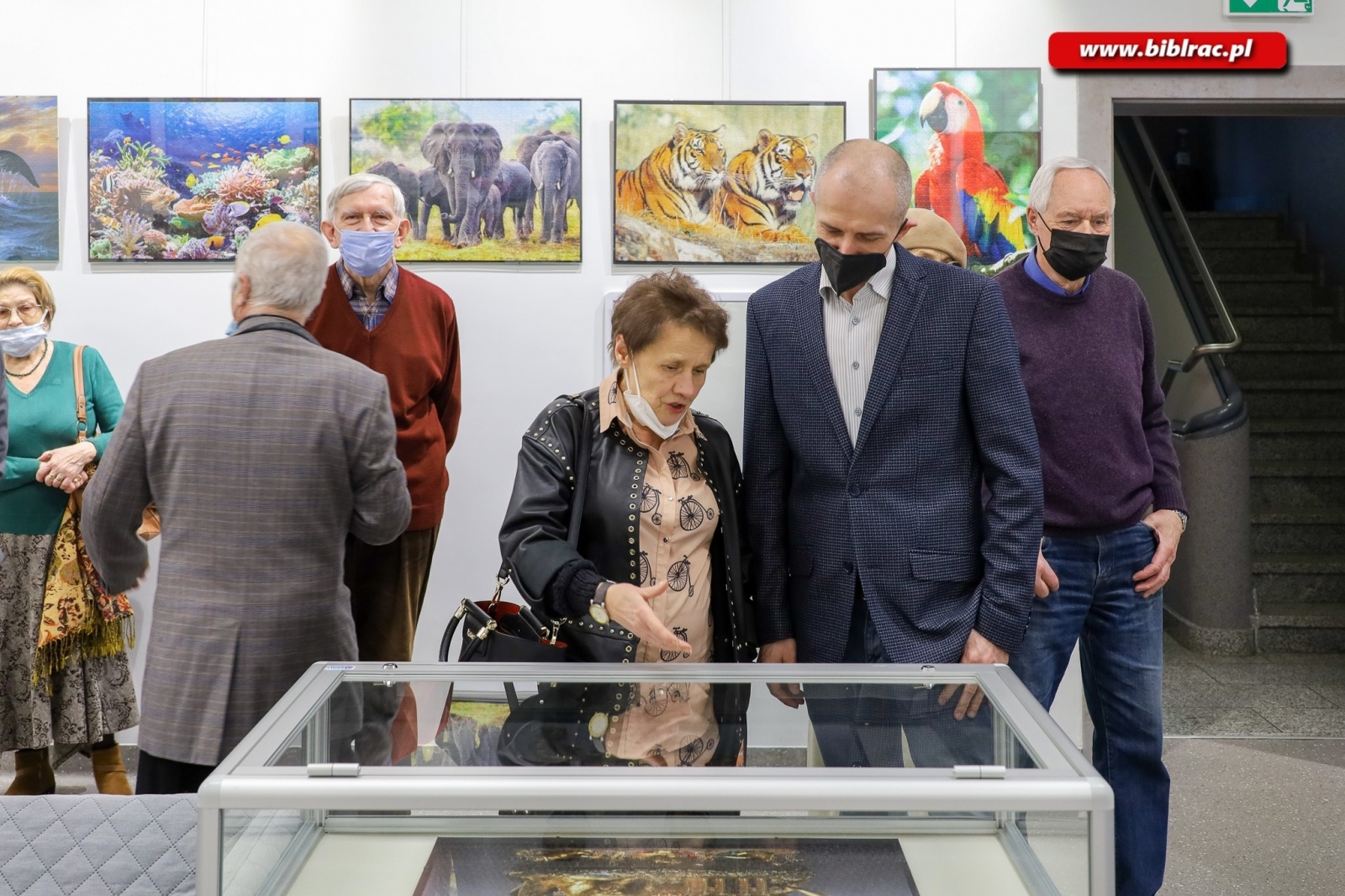 Zdjęcie w galerii na portalu naszraciborz.pl: Sztuka z puzzli. W bibliotece odbył się wernisaż wystawy Jana Świerczka wiadomości z regionu