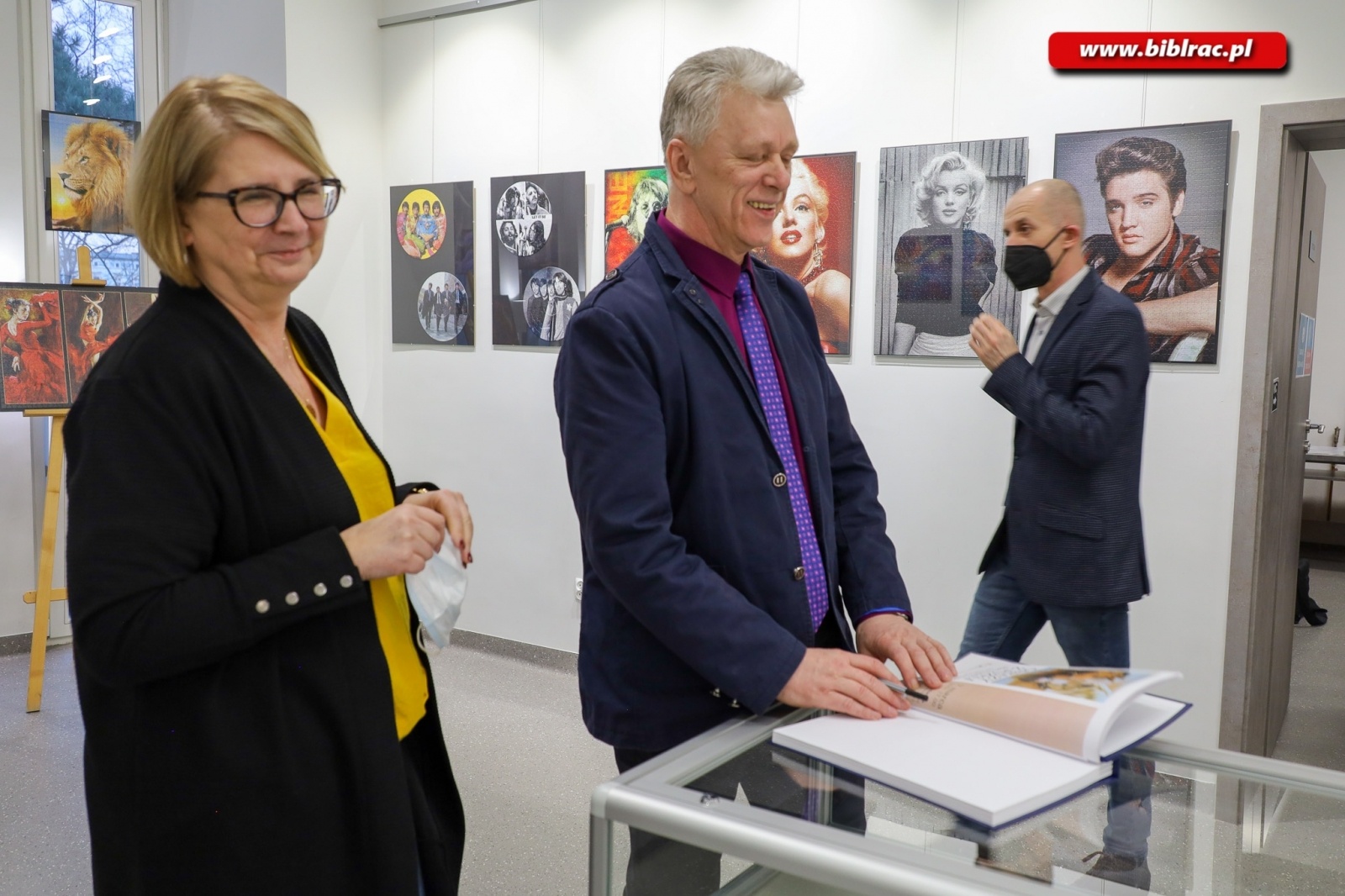 Zdjęcie w galerii na portalu naszraciborz.pl: Sztuka z puzzli. W bibliotece odbył się wernisaż wystawy Jana Świerczka wiadomości z regionu