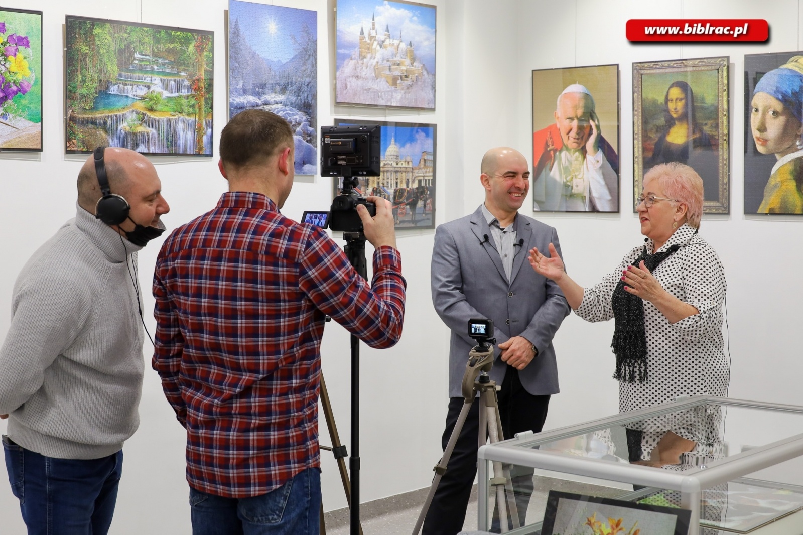 Zdjęcie w galerii na portalu naszraciborz.pl: Sztuka z puzzli. W bibliotece odbył się wernisaż wystawy Jana Świerczka wiadomości z regionu
