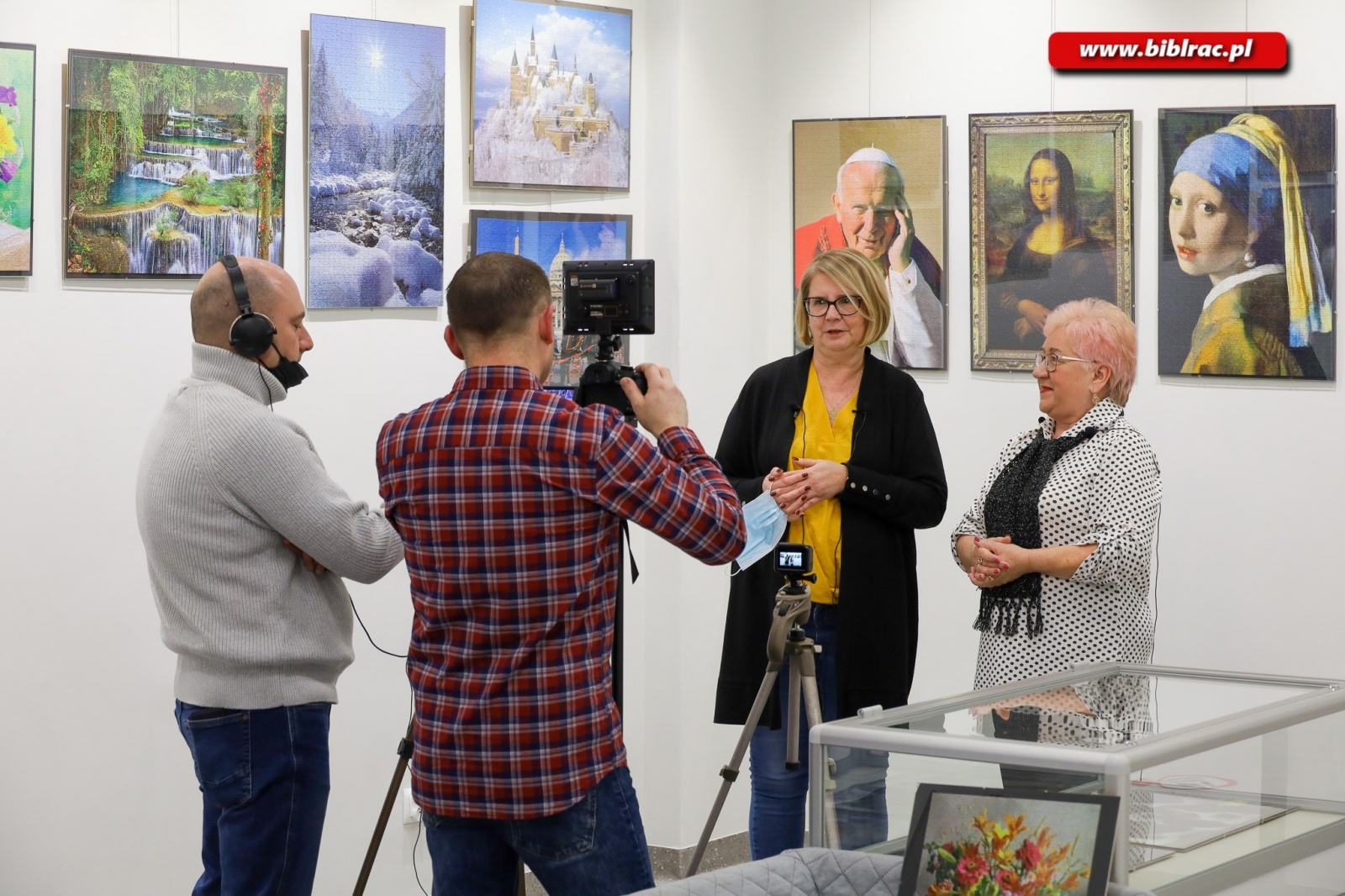 Zdjęcie w galerii na portalu naszraciborz.pl: Sztuka z puzzli. W bibliotece odbył się wernisaż wystawy Jana Świerczka wiadomości z regionu