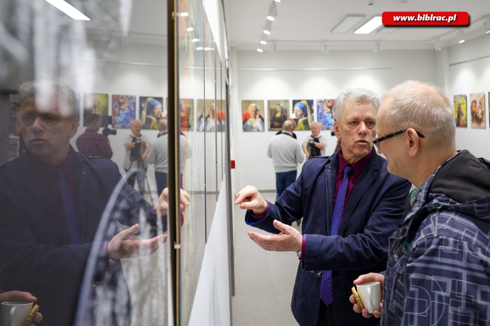 Zdjęcie w galerii na portalu naszraciborz.pl: Sztuka z puzzli. W bibliotece odbył się wernisaż wystawy Jana Świerczka wiadomości z regionu