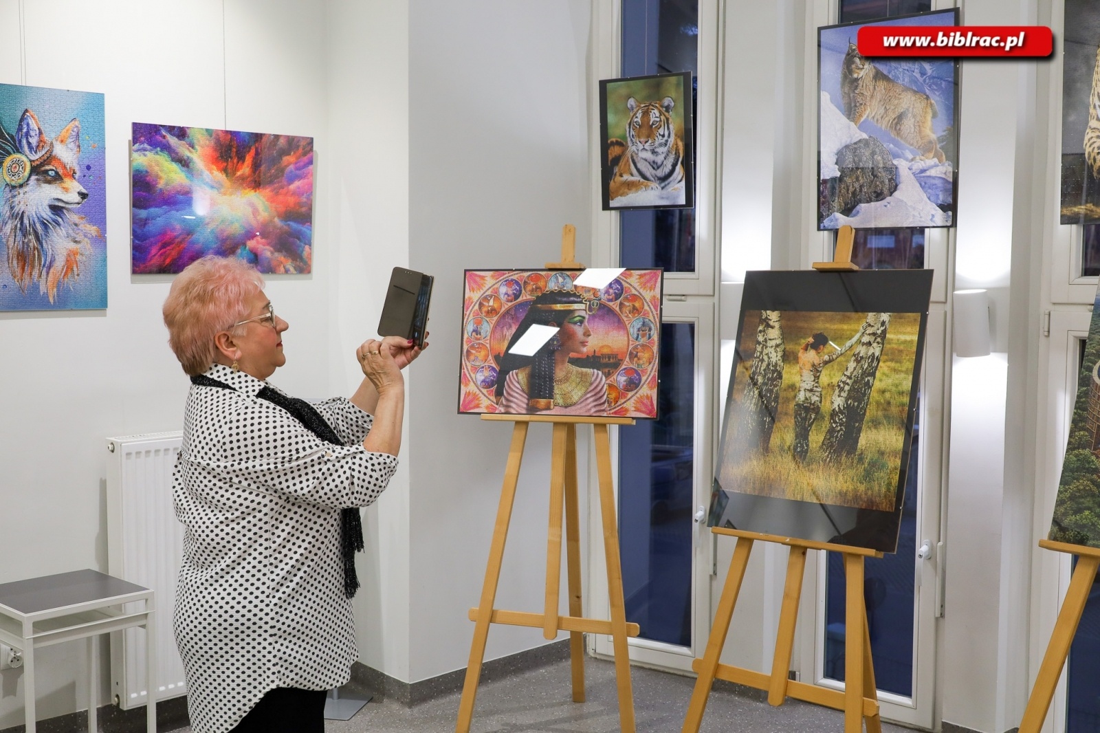 Zdjęcie w galerii na portalu naszraciborz.pl: Sztuka z puzzli. W bibliotece odbył się wernisaż wystawy Jana Świerczka wiadomości z regionu