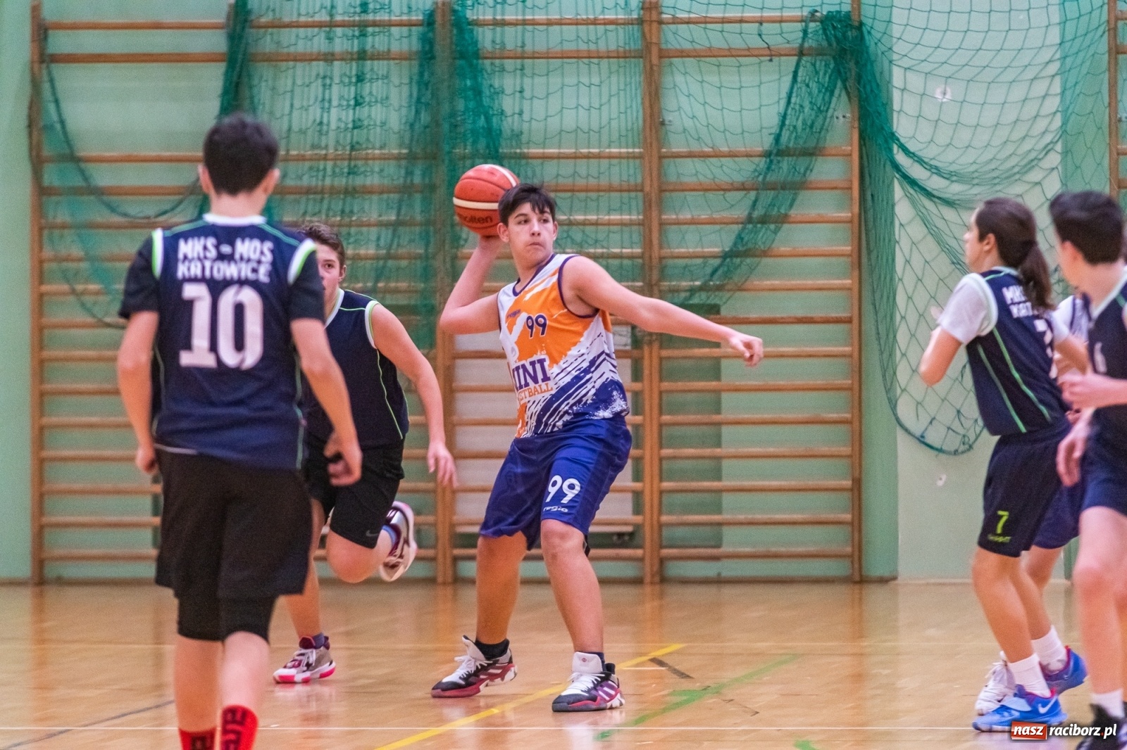 Zdjęcie w galerii na portalu naszraciborz.pl: Koszykarski dreszczowiec w Arenie Rafako z happy endem [FOTO i WIDEO] wiadomości z regionu