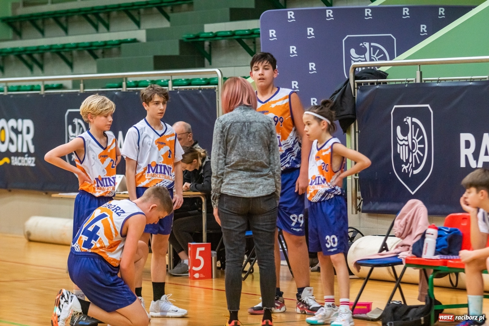 Zdjęcie w galerii na portalu naszraciborz.pl: Koszykarski dreszczowiec w Arenie Rafako z happy endem [FOTO i WIDEO] wiadomości z regionu