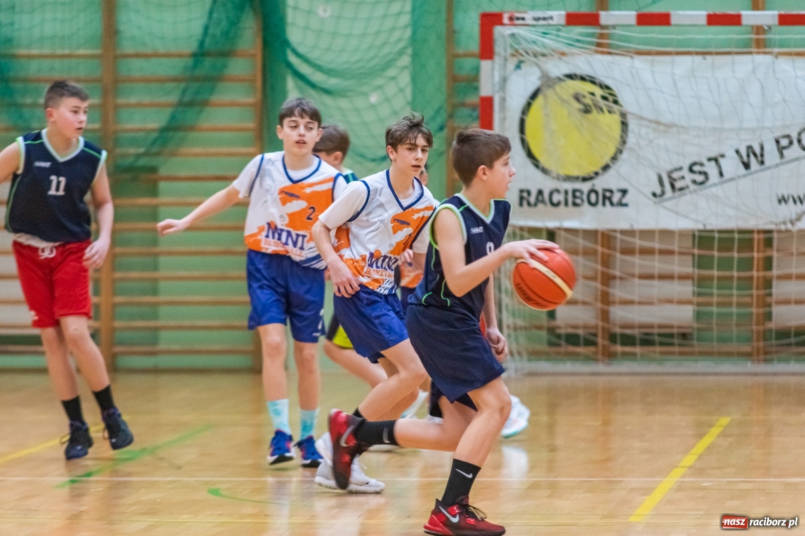 Zdjęcie w galerii na portalu naszraciborz.pl: Koszykarski dreszczowiec w Arenie Rafako z happy endem [FOTO i WIDEO] wiadomości z regionu