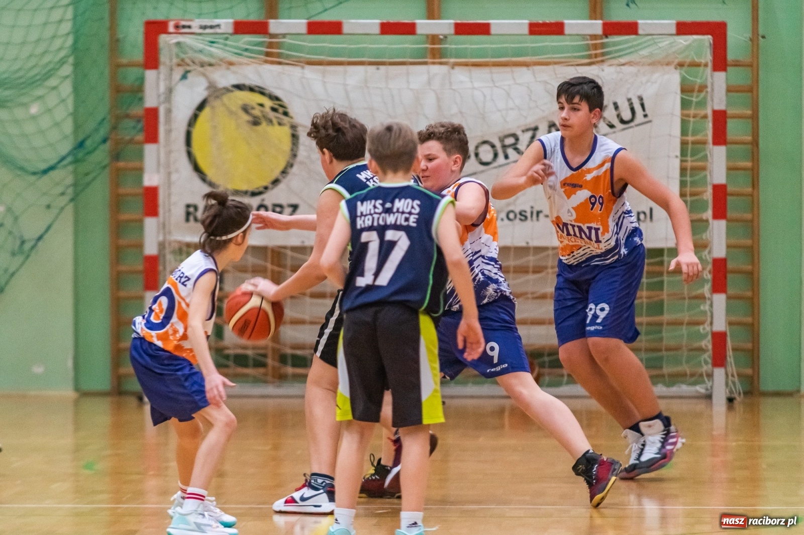 Zdjęcie w galerii na portalu naszraciborz.pl: Koszykarski dreszczowiec w Arenie Rafako z happy endem [FOTO i WIDEO] wiadomości z regionu