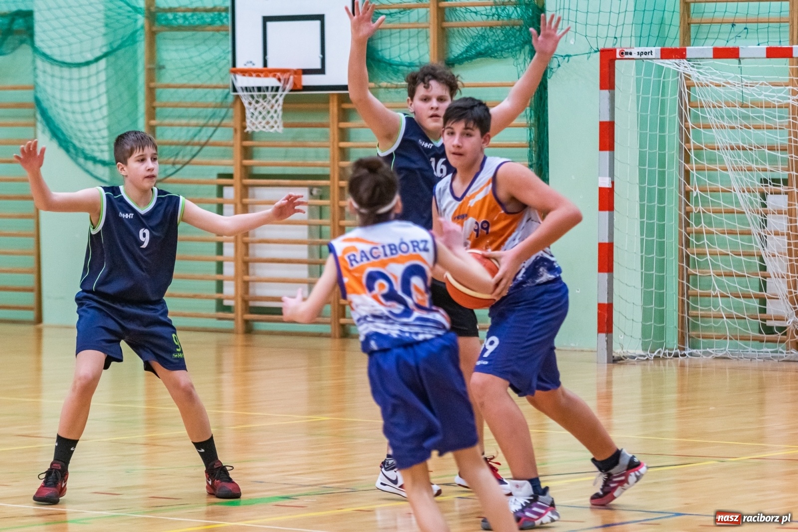 Zdjęcie w galerii na portalu naszraciborz.pl: Koszykarski dreszczowiec w Arenie Rafako z happy endem [FOTO i WIDEO] wiadomości z regionu