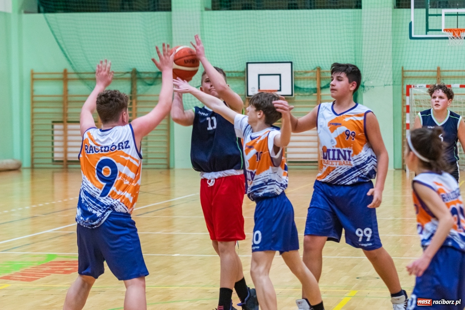 Zdjęcie w galerii na portalu naszraciborz.pl: Koszykarski dreszczowiec w Arenie Rafako z happy endem [FOTO i WIDEO] wiadomości z regionu