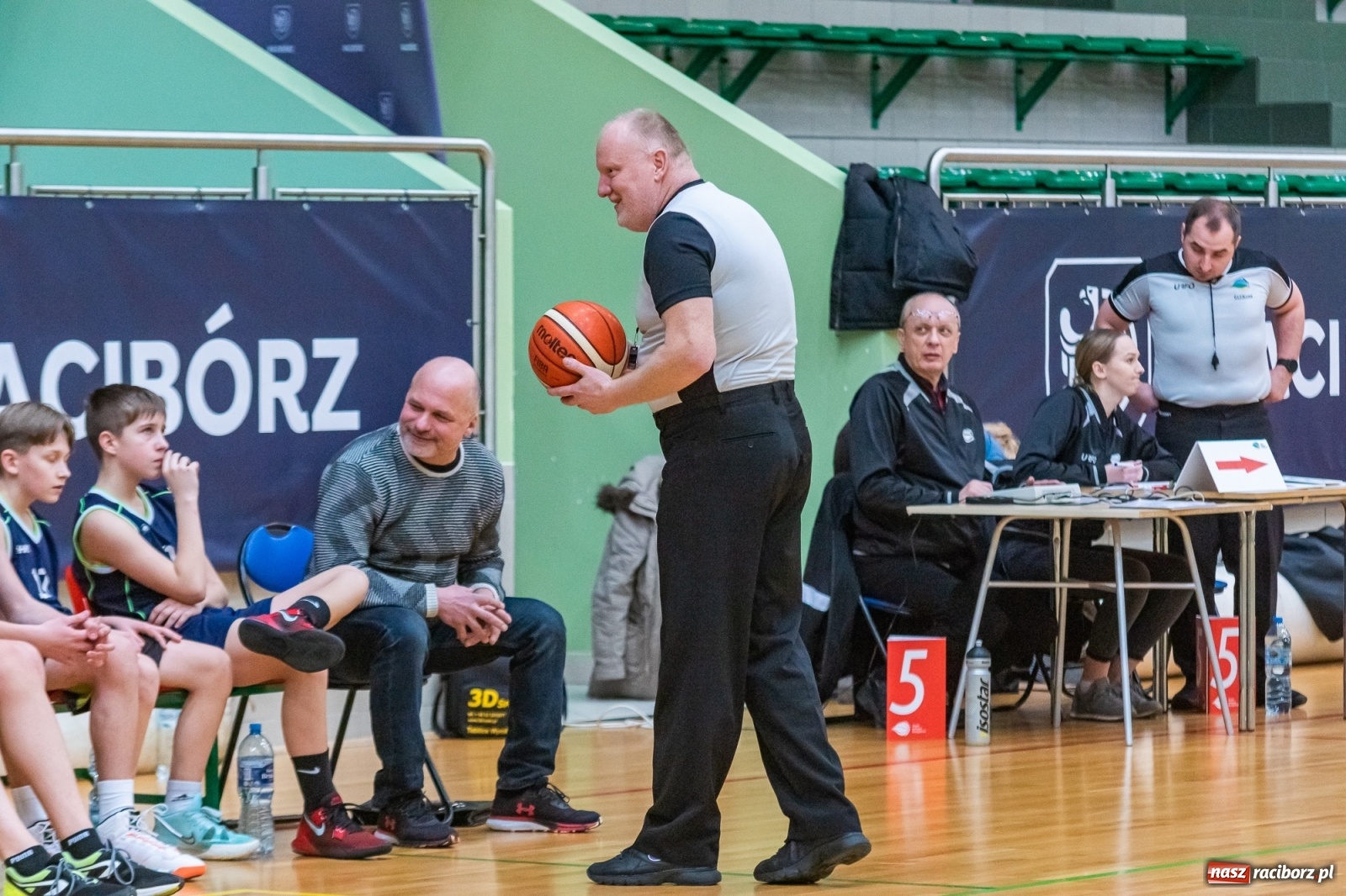 Zdjęcie w galerii na portalu naszraciborz.pl: Koszykarski dreszczowiec w Arenie Rafako z happy endem [FOTO i WIDEO] wiadomości z regionu