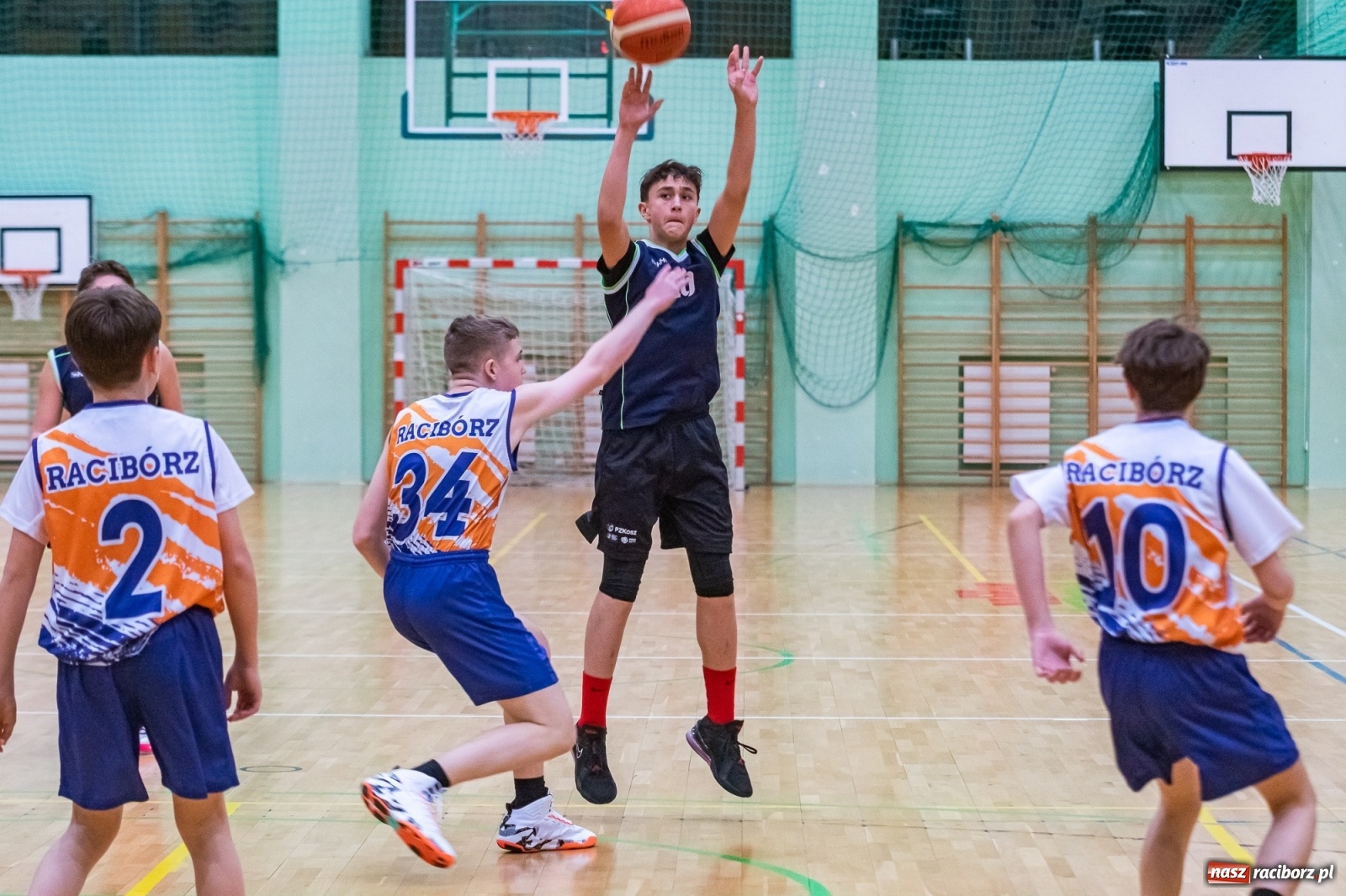 Zdjęcie w galerii na portalu naszraciborz.pl: Koszykarski dreszczowiec w Arenie Rafako z happy endem [FOTO i WIDEO] wiadomości z regionu