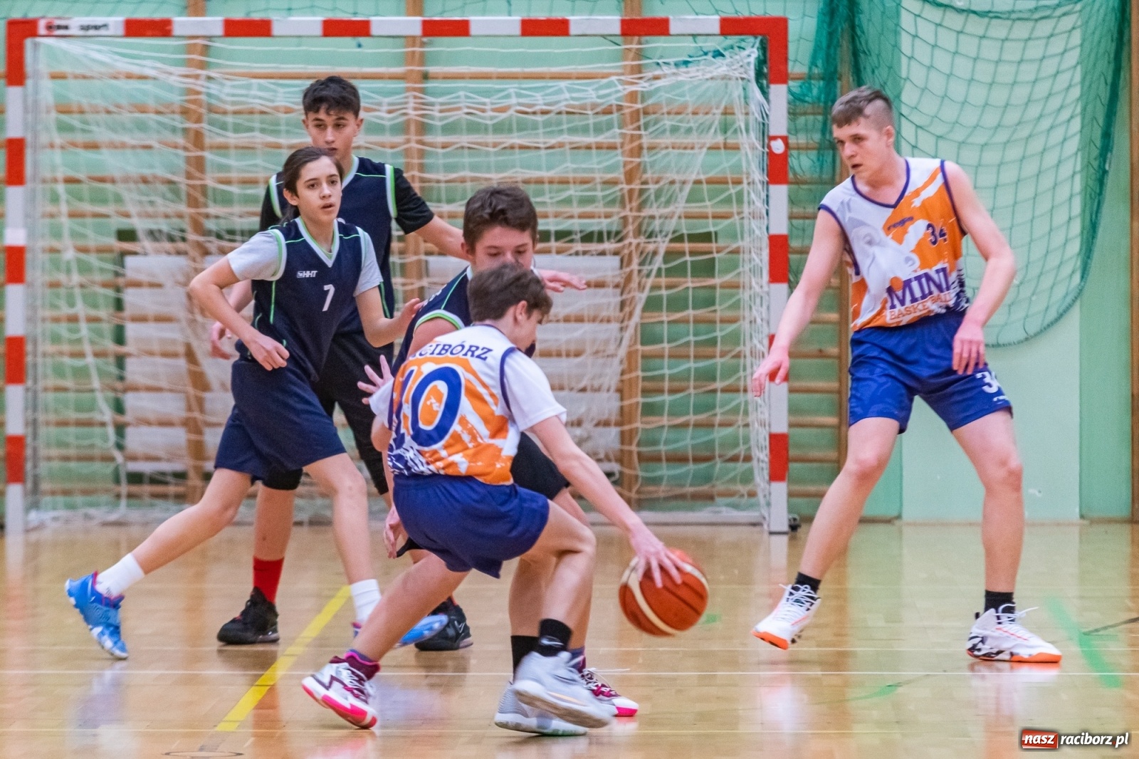 Zdjęcie w galerii na portalu naszraciborz.pl: Koszykarski dreszczowiec w Arenie Rafako z happy endem [FOTO i WIDEO] wiadomości z regionu