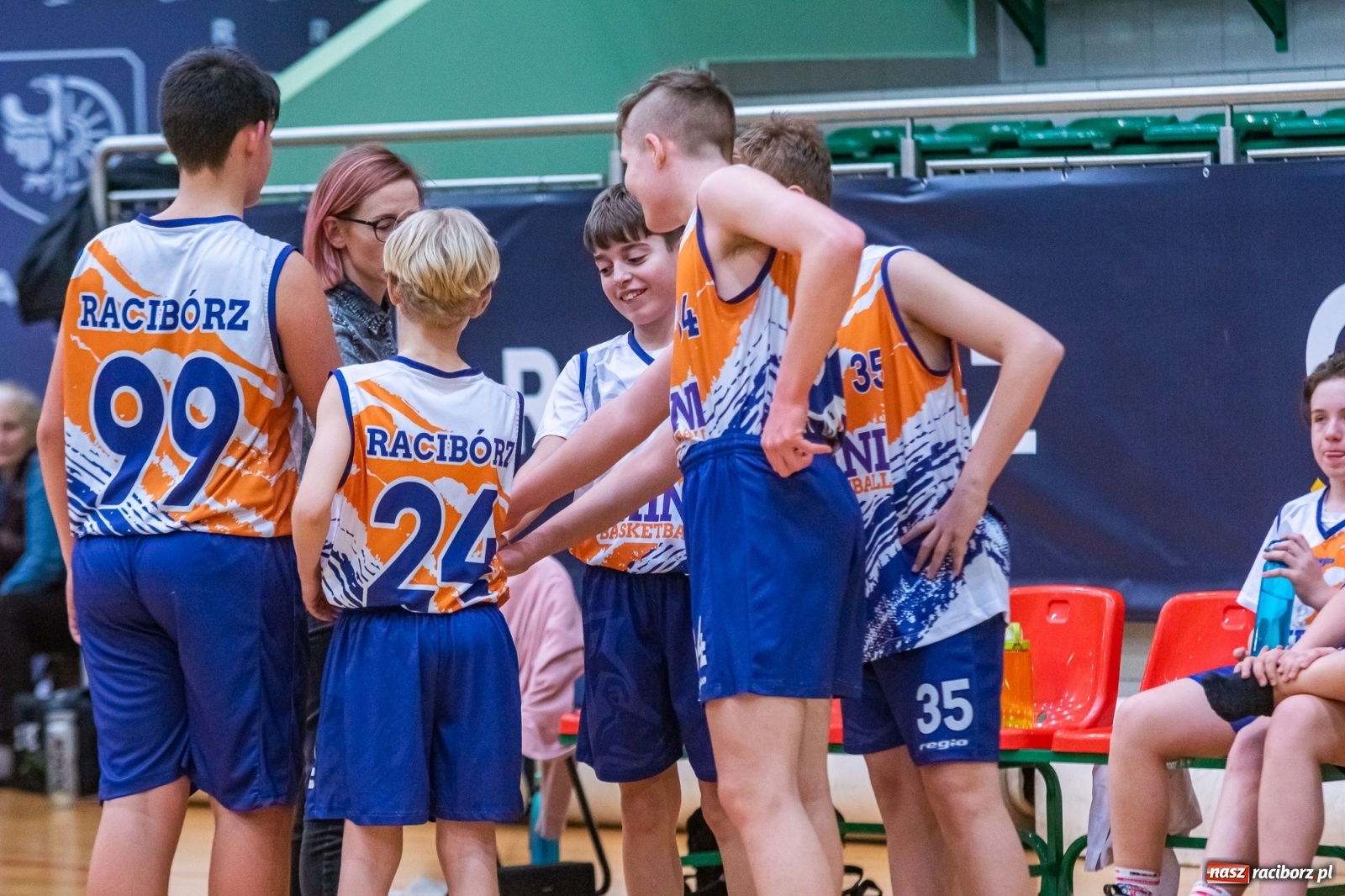 Zdjęcie w galerii na portalu naszraciborz.pl: Koszykarski dreszczowiec w Arenie Rafako z happy endem [FOTO i WIDEO] wiadomości z regionu