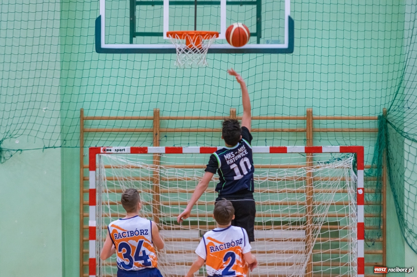Zdjęcie w galerii na portalu naszraciborz.pl: Koszykarski dreszczowiec w Arenie Rafako z happy endem [FOTO i WIDEO] wiadomości z regionu