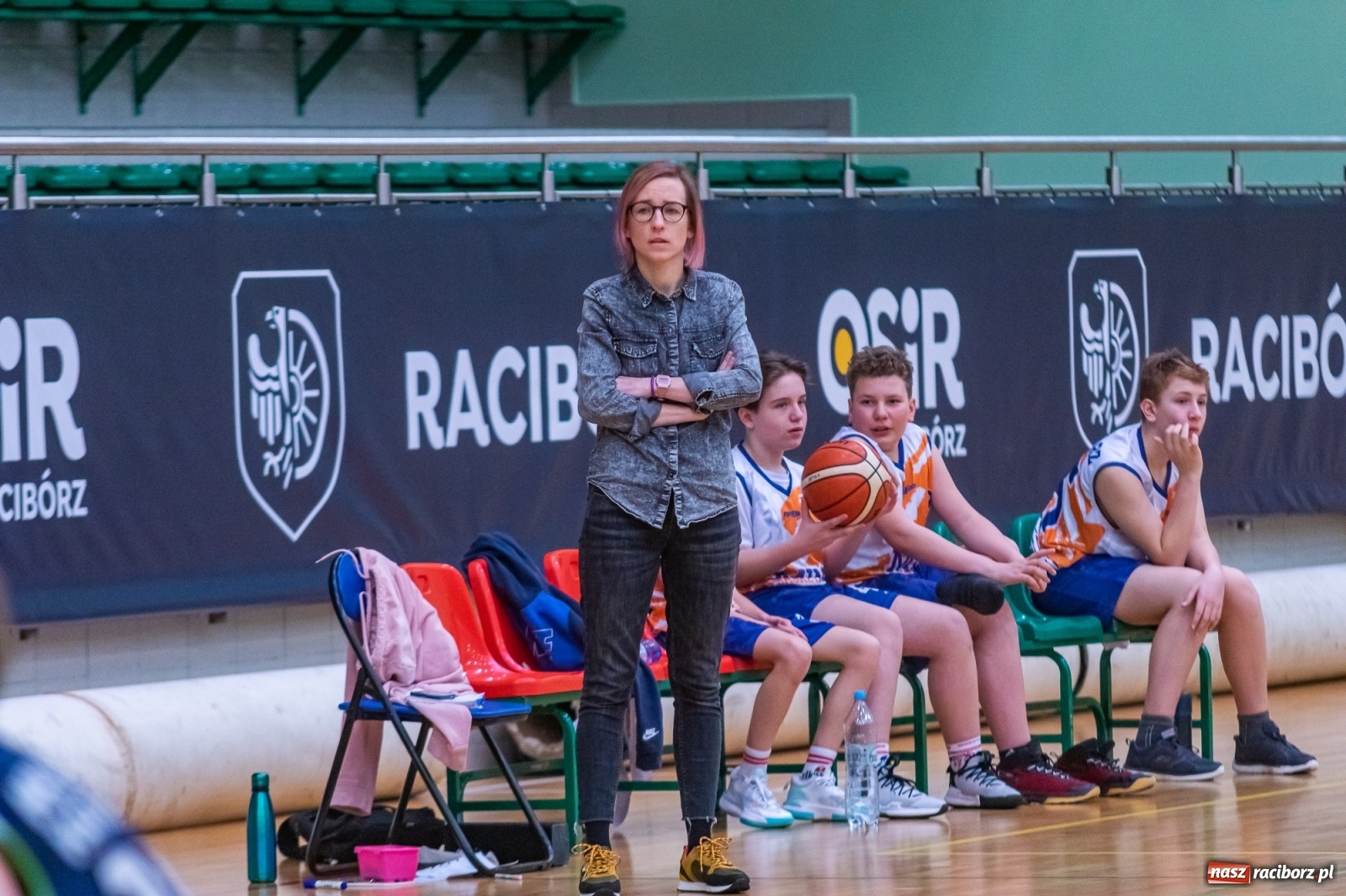 Zdjęcie w galerii na portalu naszraciborz.pl: Koszykarski dreszczowiec w Arenie Rafako z happy endem [FOTO i WIDEO] wiadomości z regionu