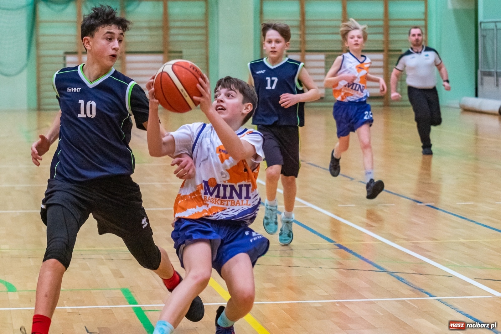 Zdjęcie w galerii na portalu naszraciborz.pl: Koszykarski dreszczowiec w Arenie Rafako z happy endem [FOTO i WIDEO] wiadomości z regionu