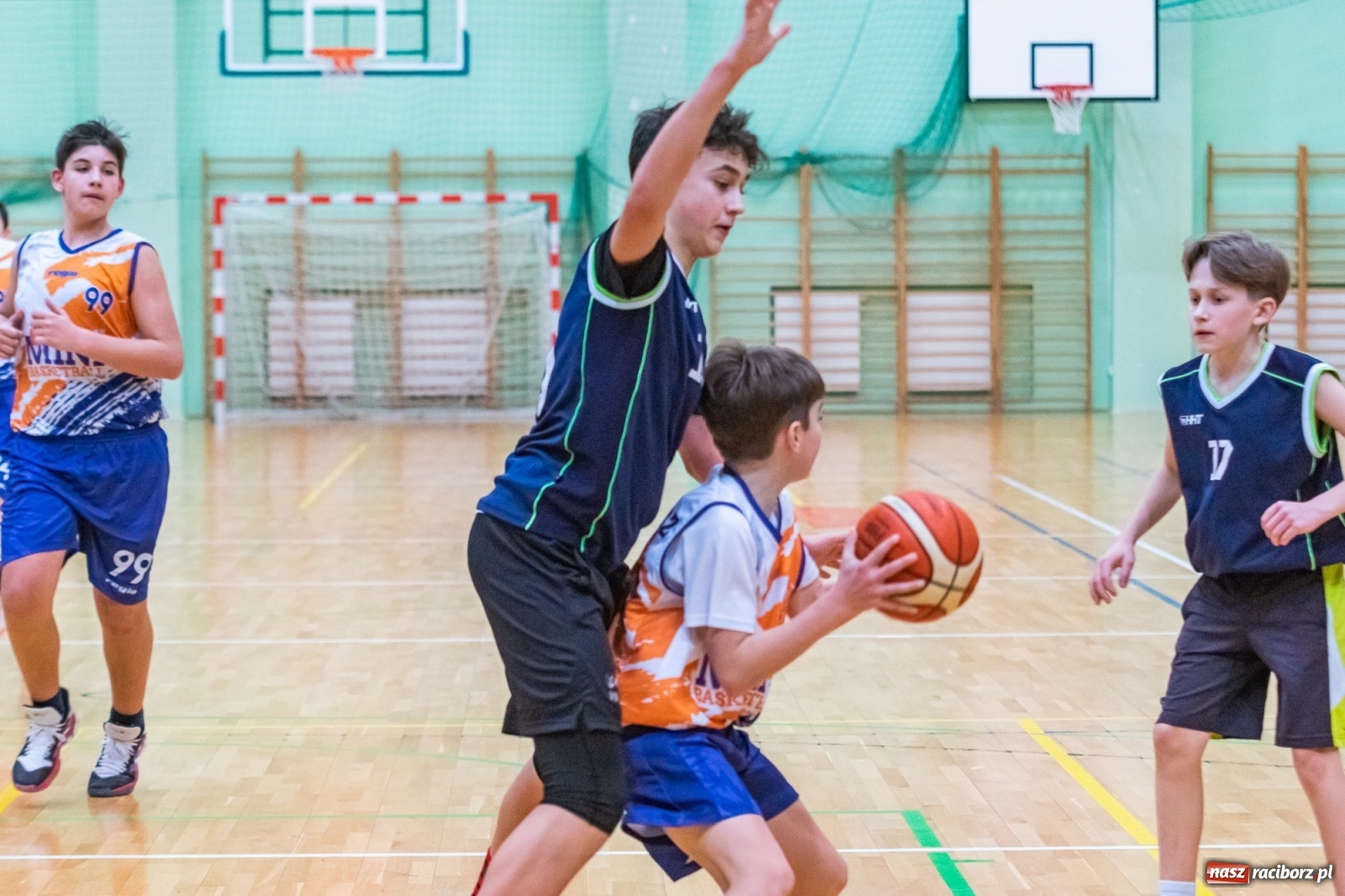 Zdjęcie w galerii na portalu naszraciborz.pl: Koszykarski dreszczowiec w Arenie Rafako z happy endem [FOTO i WIDEO] wiadomości z regionu