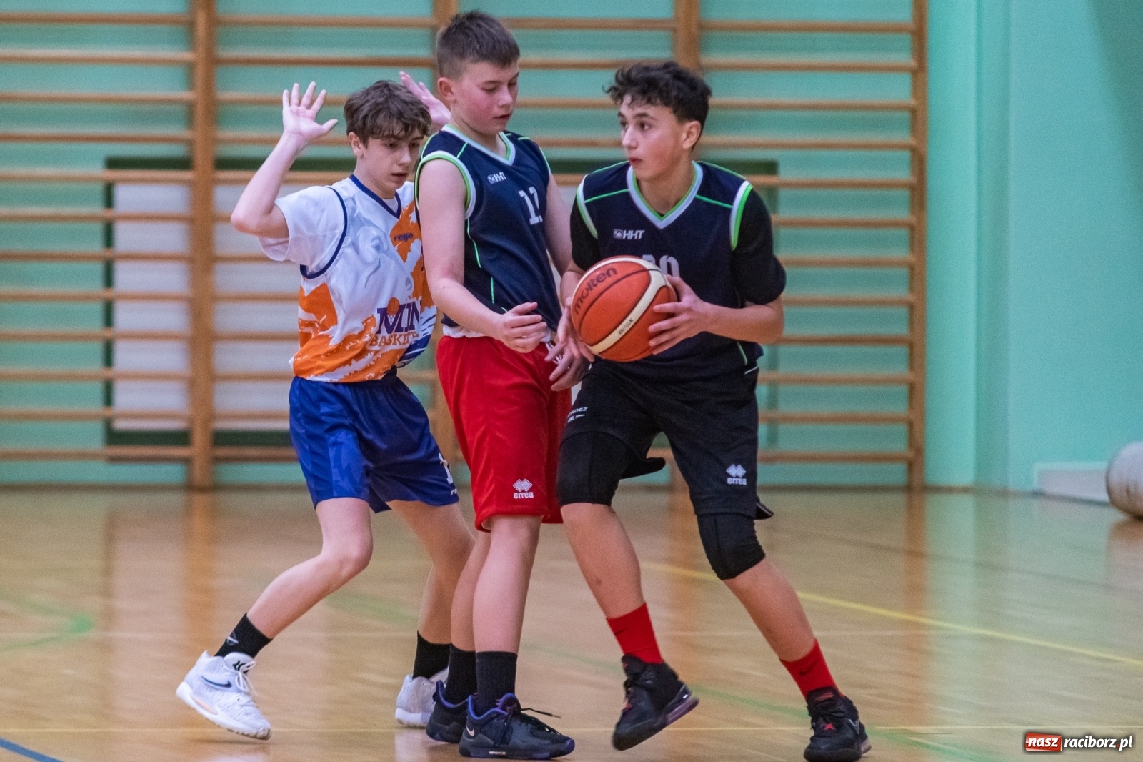 Zdjęcie w galerii na portalu naszraciborz.pl: Koszykarski dreszczowiec w Arenie Rafako z happy endem [FOTO i WIDEO] wiadomości z regionu