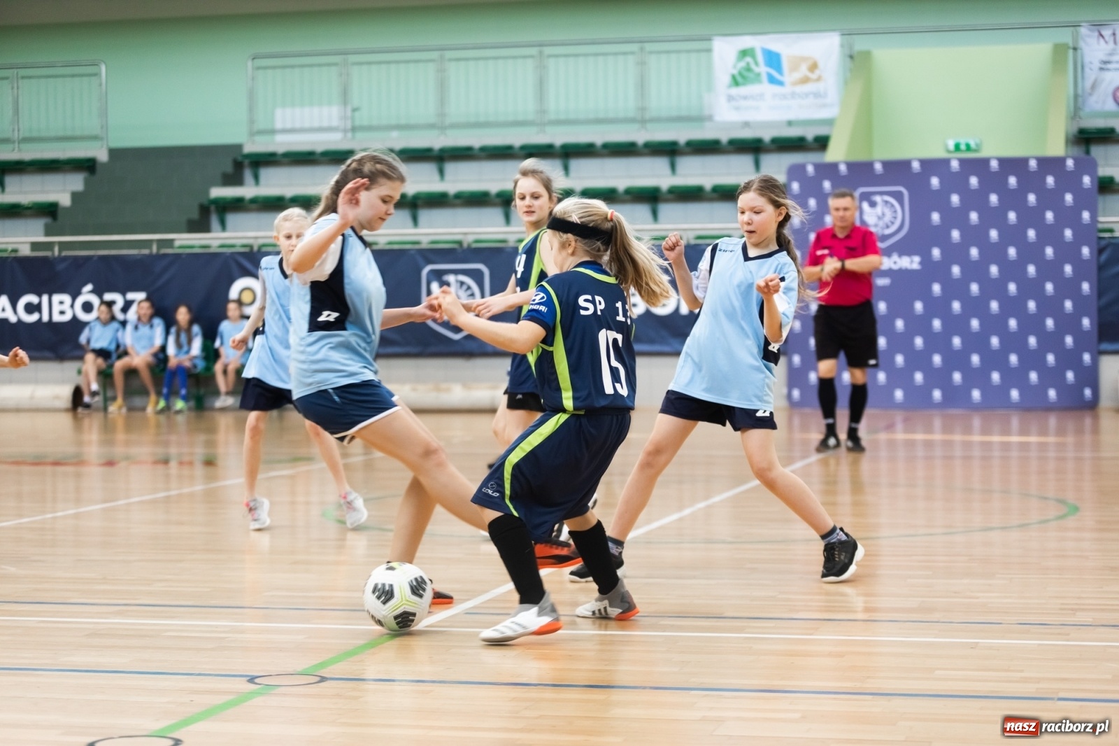 Zdjęcie w galerii na portalu naszraciborz.pl: Czwartkowa piłkarska rywalizacja w hali przy Łąkowej [FOTO] wiadomości z regionu