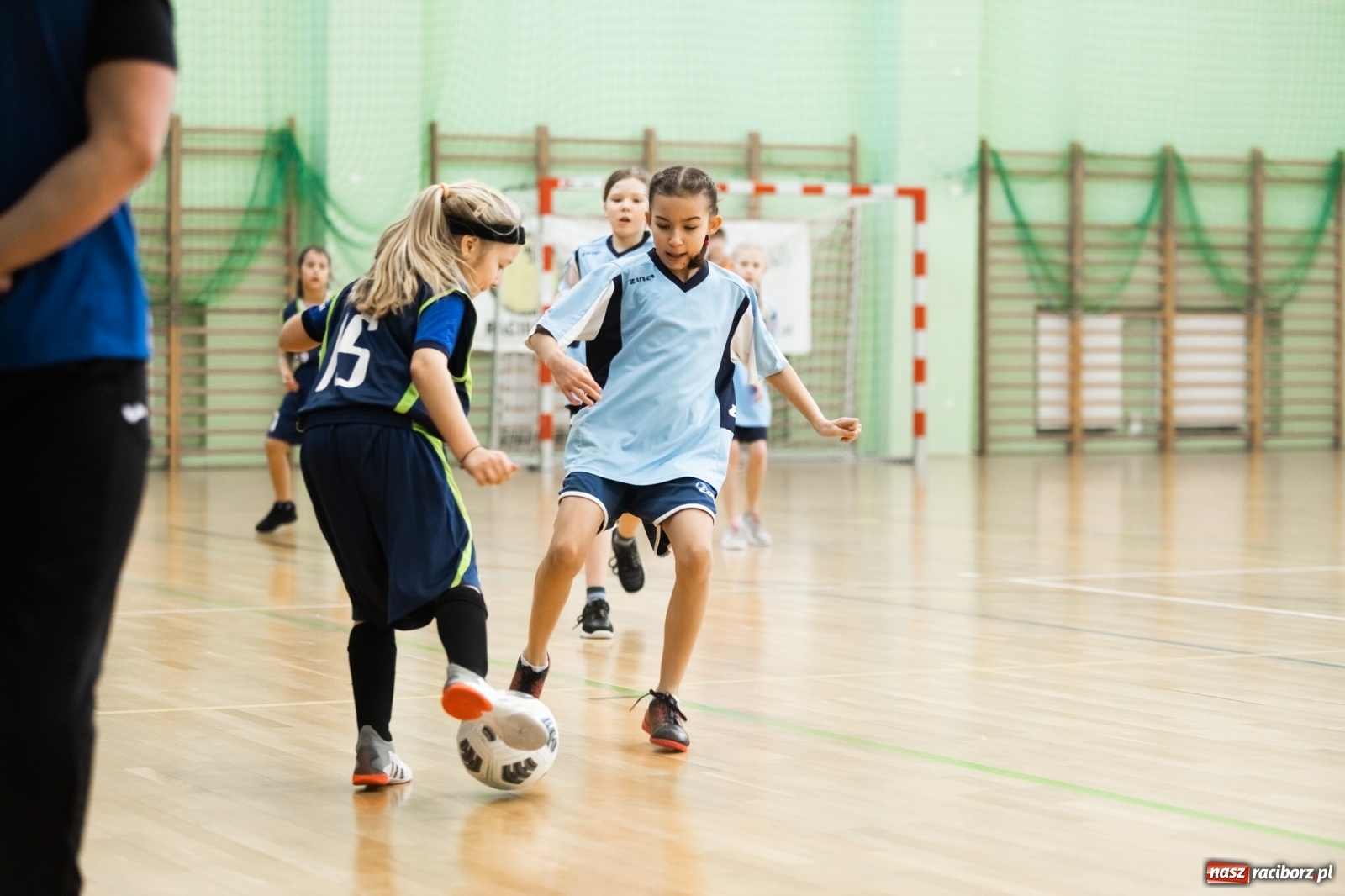 Zdjęcie w galerii na portalu naszraciborz.pl: Czwartkowa piłkarska rywalizacja w hali przy Łąkowej [FOTO] wiadomości z regionu