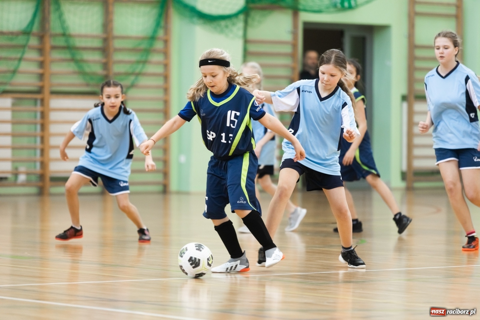 Zdjęcie w galerii na portalu naszraciborz.pl: Czwartkowa piłkarska rywalizacja w hali przy Łąkowej [FOTO] wiadomości z regionu