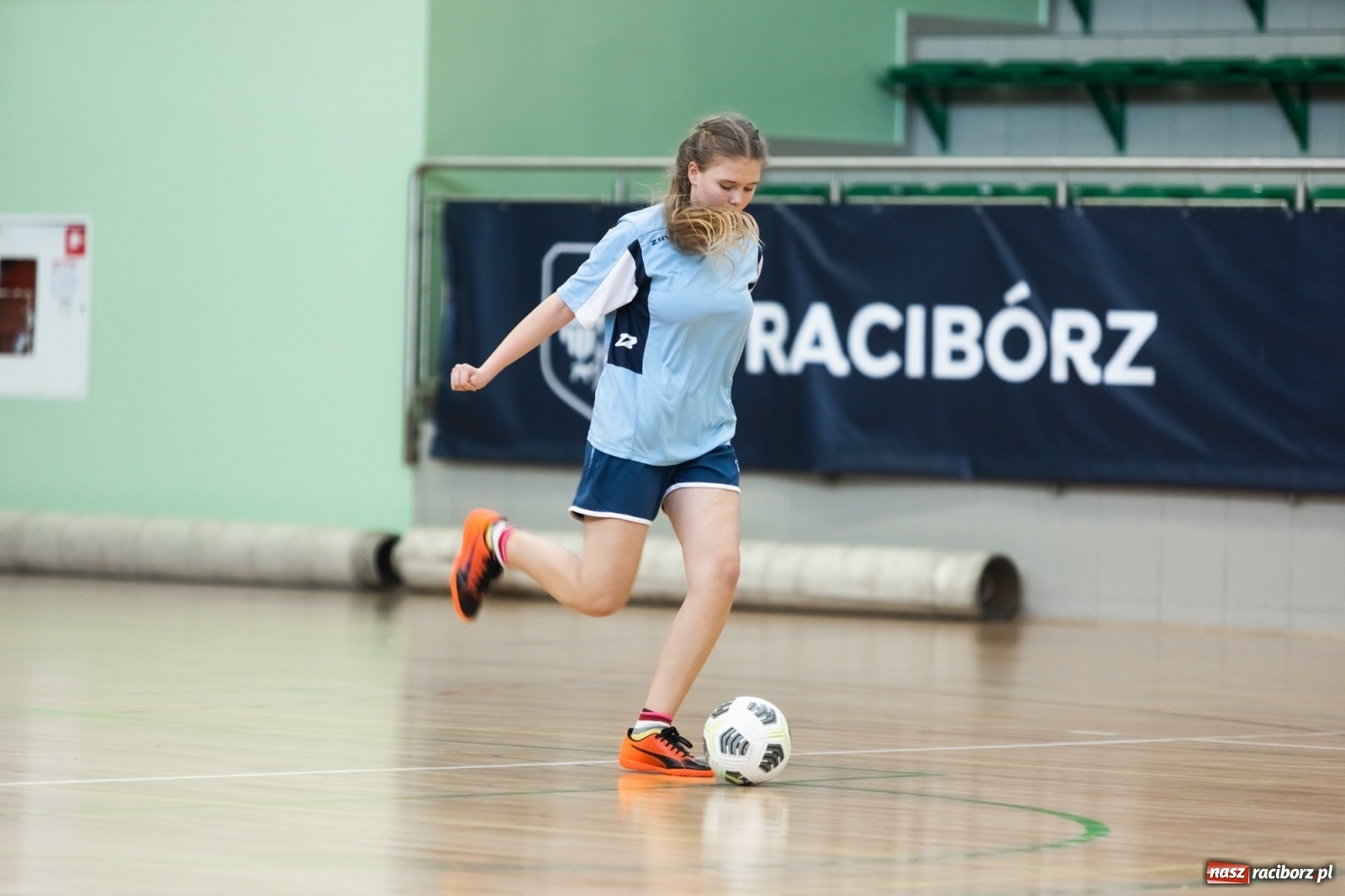 Zdjęcie w galerii na portalu naszraciborz.pl: Czwartkowa piłkarska rywalizacja w hali przy Łąkowej [FOTO] wiadomości z regionu