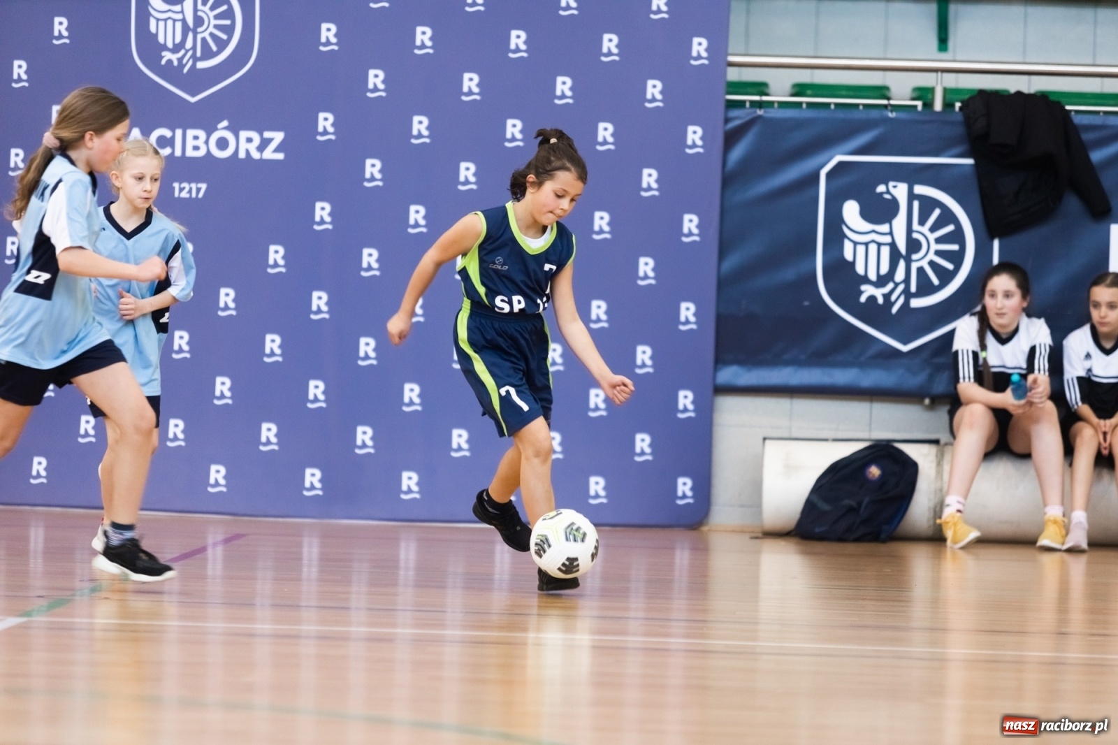 Zdjęcie w galerii na portalu naszraciborz.pl: Czwartkowa piłkarska rywalizacja w hali przy Łąkowej [FOTO] wiadomości z regionu