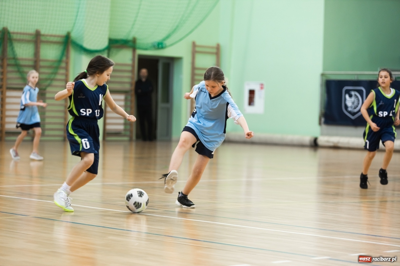 Zdjęcie w galerii na portalu naszraciborz.pl: Czwartkowa piłkarska rywalizacja w hali przy Łąkowej [FOTO] wiadomości z regionu