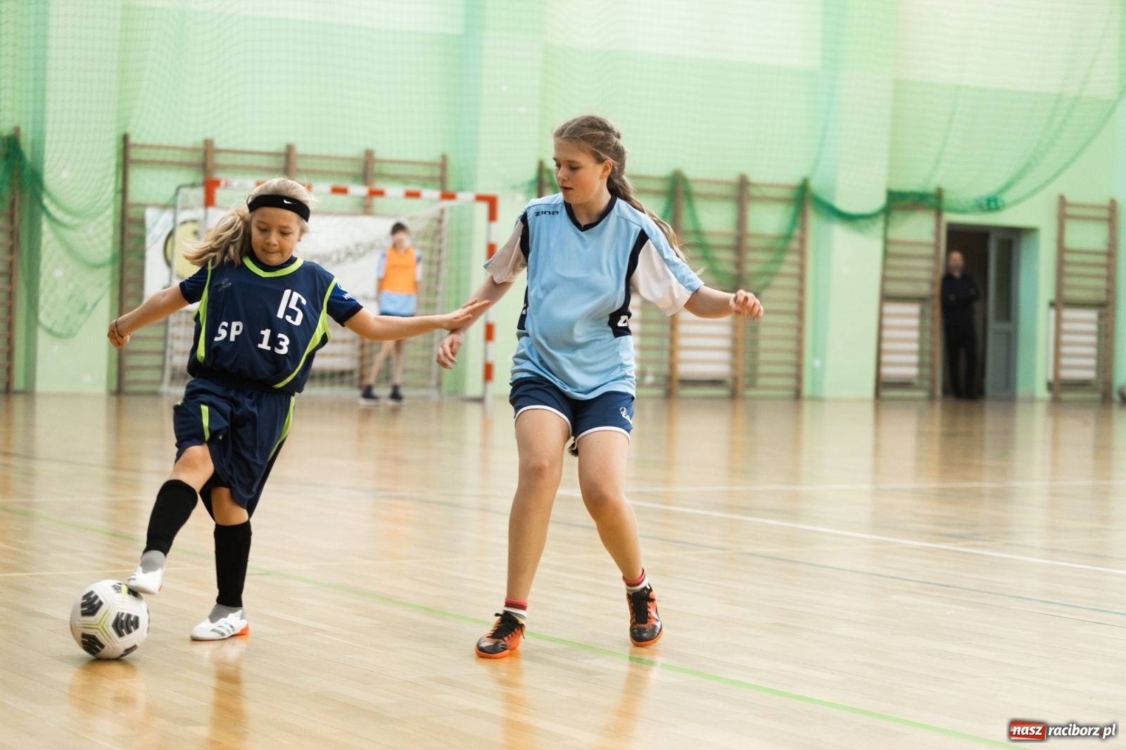 Zdjęcie w galerii na portalu naszraciborz.pl: Czwartkowa piłkarska rywalizacja w hali przy Łąkowej [FOTO] wiadomości z regionu