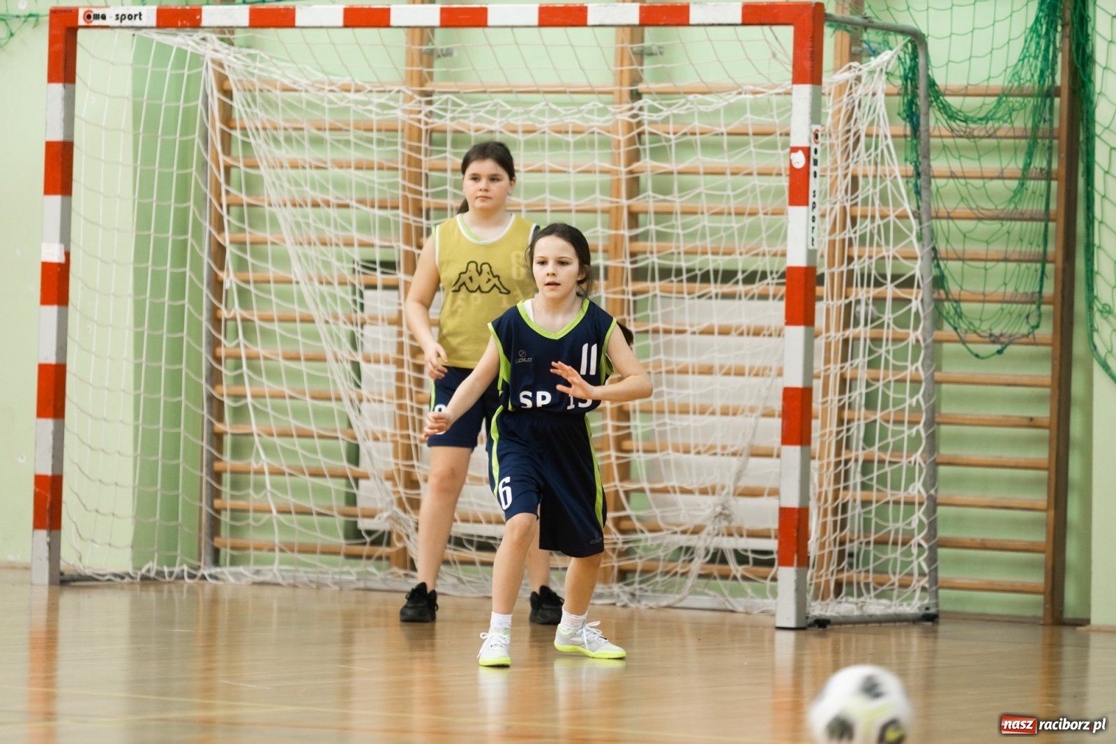 Zdjęcie w galerii na portalu naszraciborz.pl: Czwartkowa piłkarska rywalizacja w hali przy Łąkowej [FOTO] wiadomości z regionu