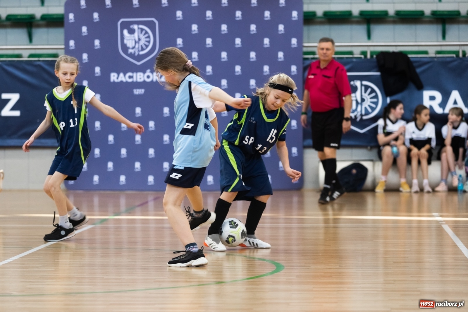 Zdjęcie w galerii na portalu naszraciborz.pl: Czwartkowa piłkarska rywalizacja w hali przy Łąkowej [FOTO] wiadomości z regionu