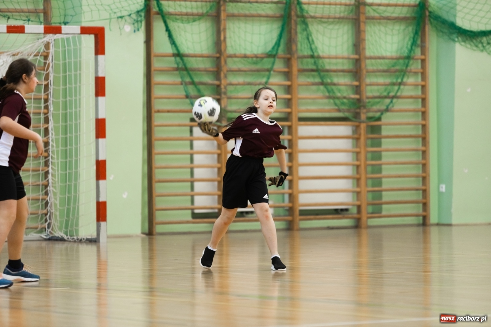 Zdjęcie w galerii na portalu naszraciborz.pl: Czwartkowa piłkarska rywalizacja w hali przy Łąkowej [FOTO] wiadomości z regionu