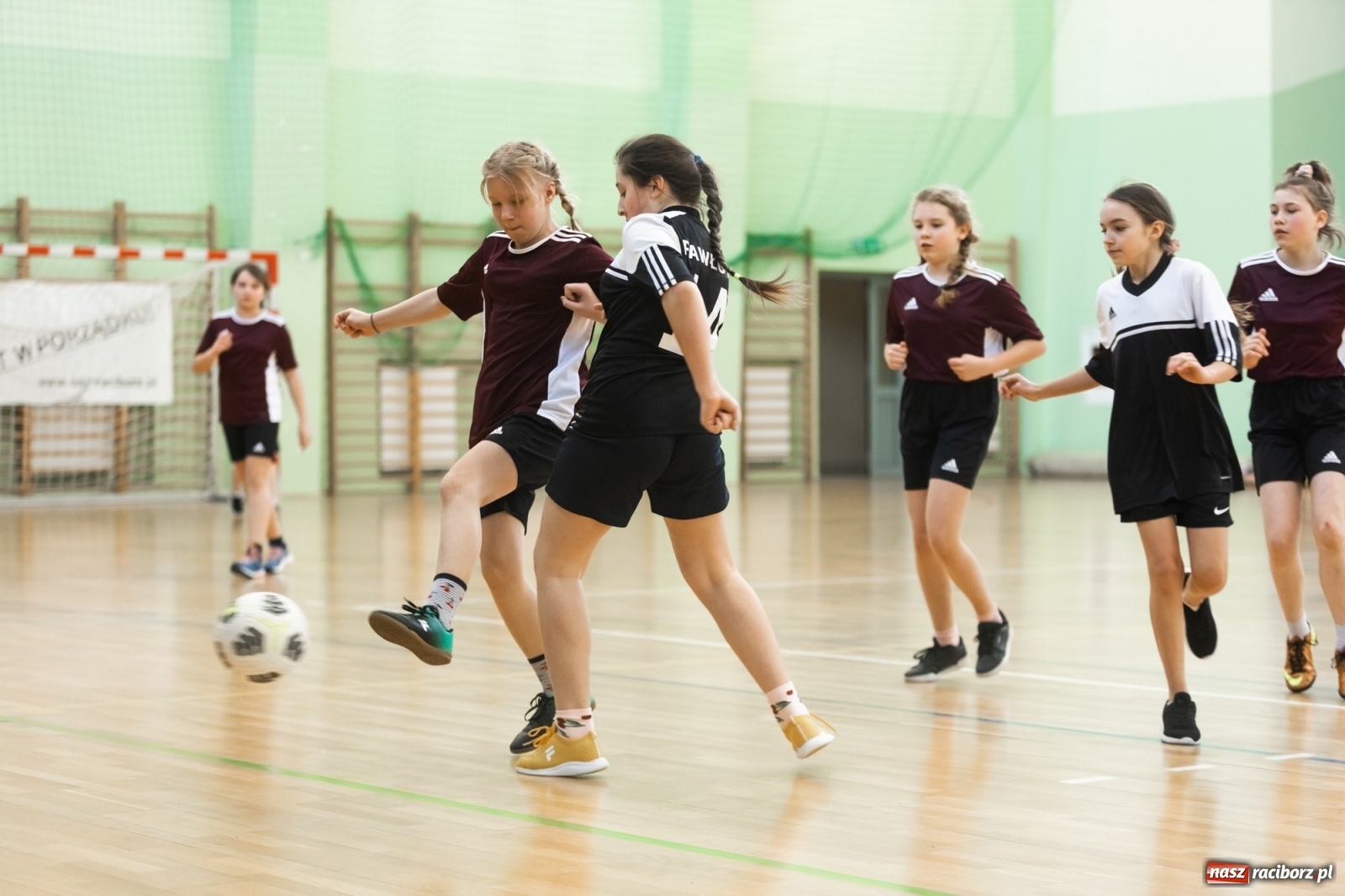 Zdjęcie w galerii na portalu naszraciborz.pl: Czwartkowa piłkarska rywalizacja w hali przy Łąkowej [FOTO] wiadomości z regionu
