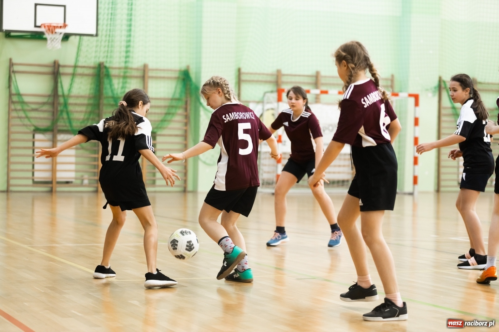 Zdjęcie w galerii na portalu naszraciborz.pl: Czwartkowa piłkarska rywalizacja w hali przy Łąkowej [FOTO] wiadomości z regionu