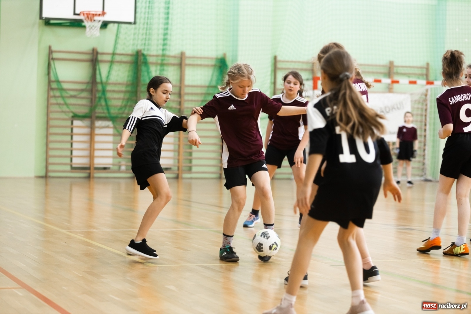Zdjęcie w galerii na portalu naszraciborz.pl: Czwartkowa piłkarska rywalizacja w hali przy Łąkowej [FOTO] wiadomości z regionu