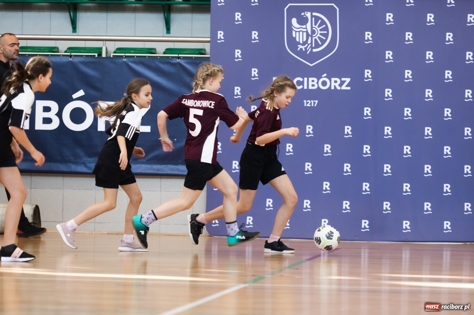 Zdjęcie w galerii na portalu naszraciborz.pl: Czwartkowa piłkarska rywalizacja w hali przy Łąkowej [FOTO] wiadomości z regionu