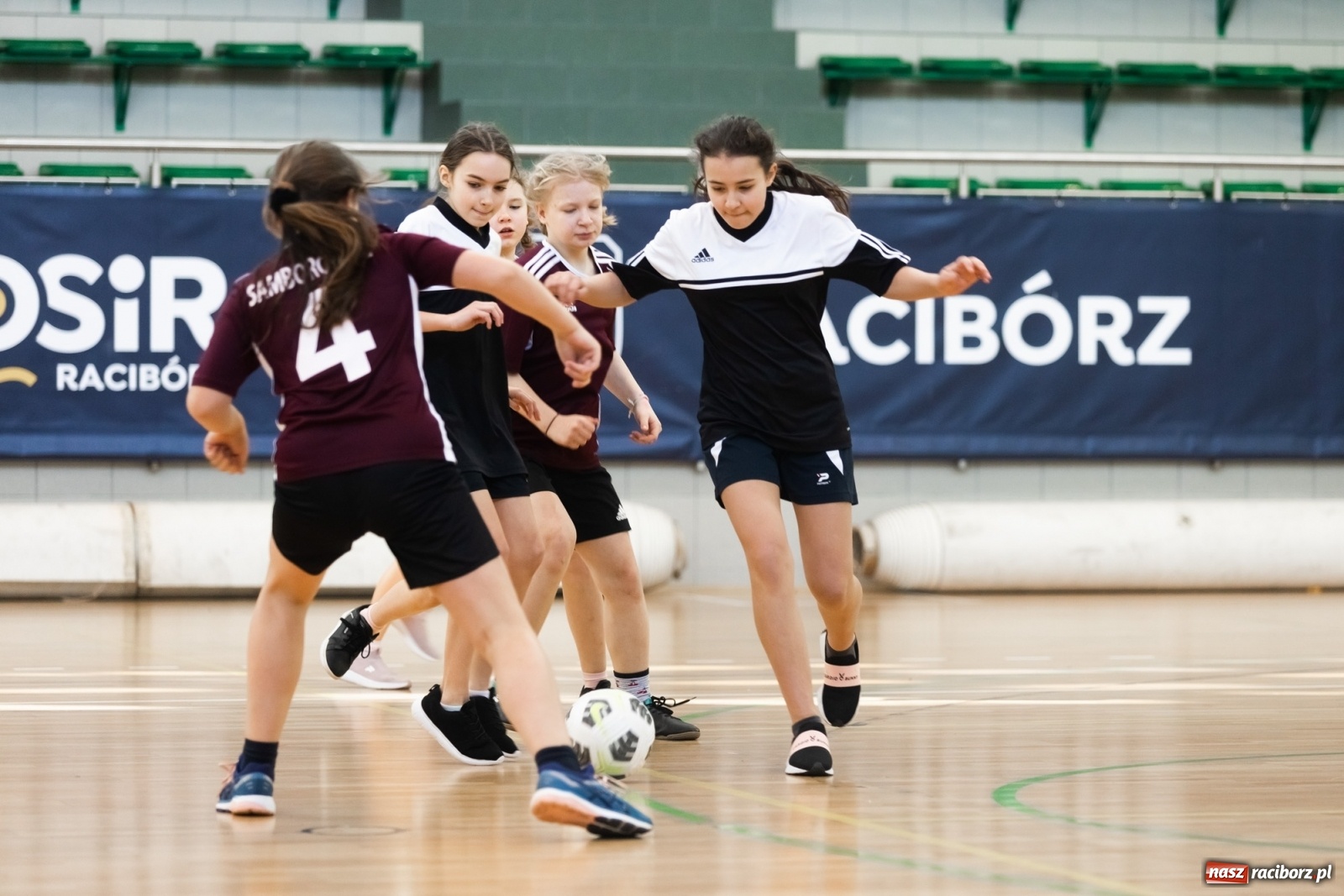 Zdjęcie w galerii na portalu naszraciborz.pl: Czwartkowa piłkarska rywalizacja w hali przy Łąkowej [FOTO] wiadomości z regionu