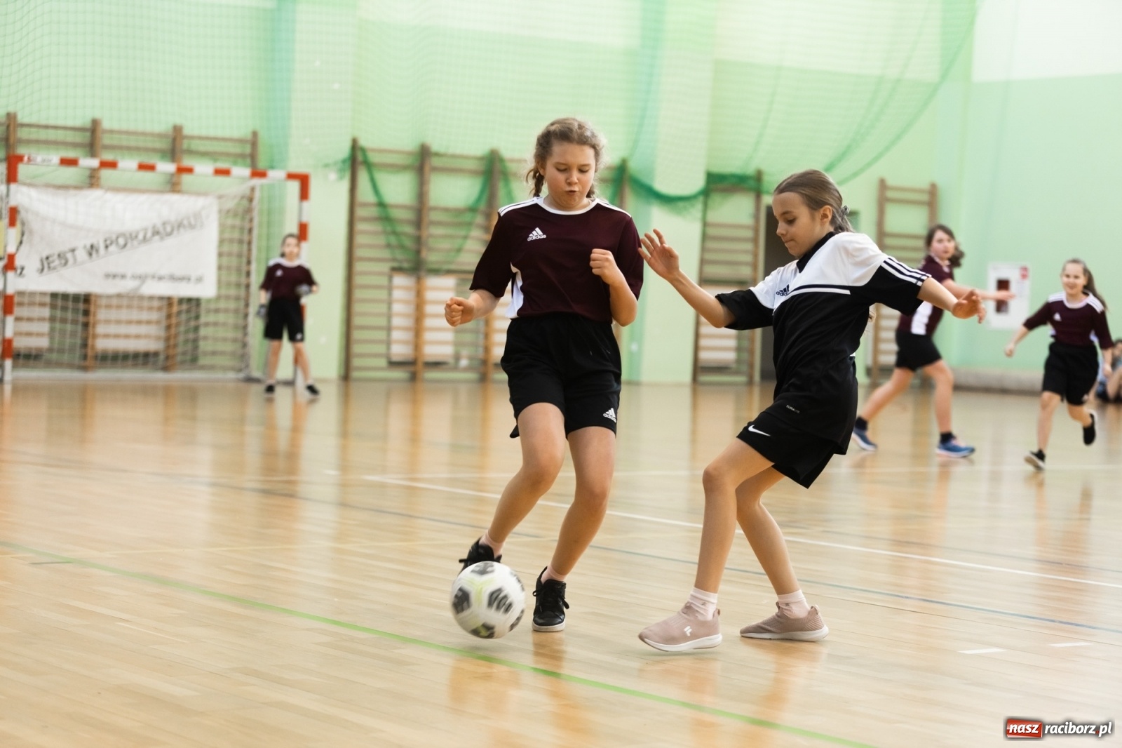 Zdjęcie w galerii na portalu naszraciborz.pl: Czwartkowa piłkarska rywalizacja w hali przy Łąkowej [FOTO] wiadomości z regionu