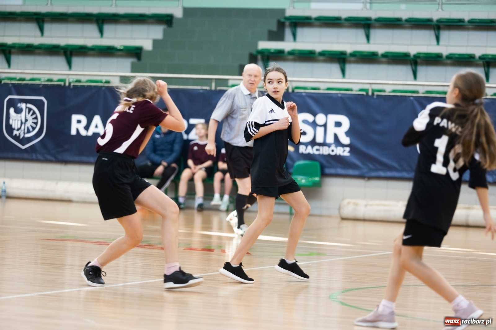 Zdjęcie w galerii na portalu naszraciborz.pl: Czwartkowa piłkarska rywalizacja w hali przy Łąkowej [FOTO] wiadomości z regionu