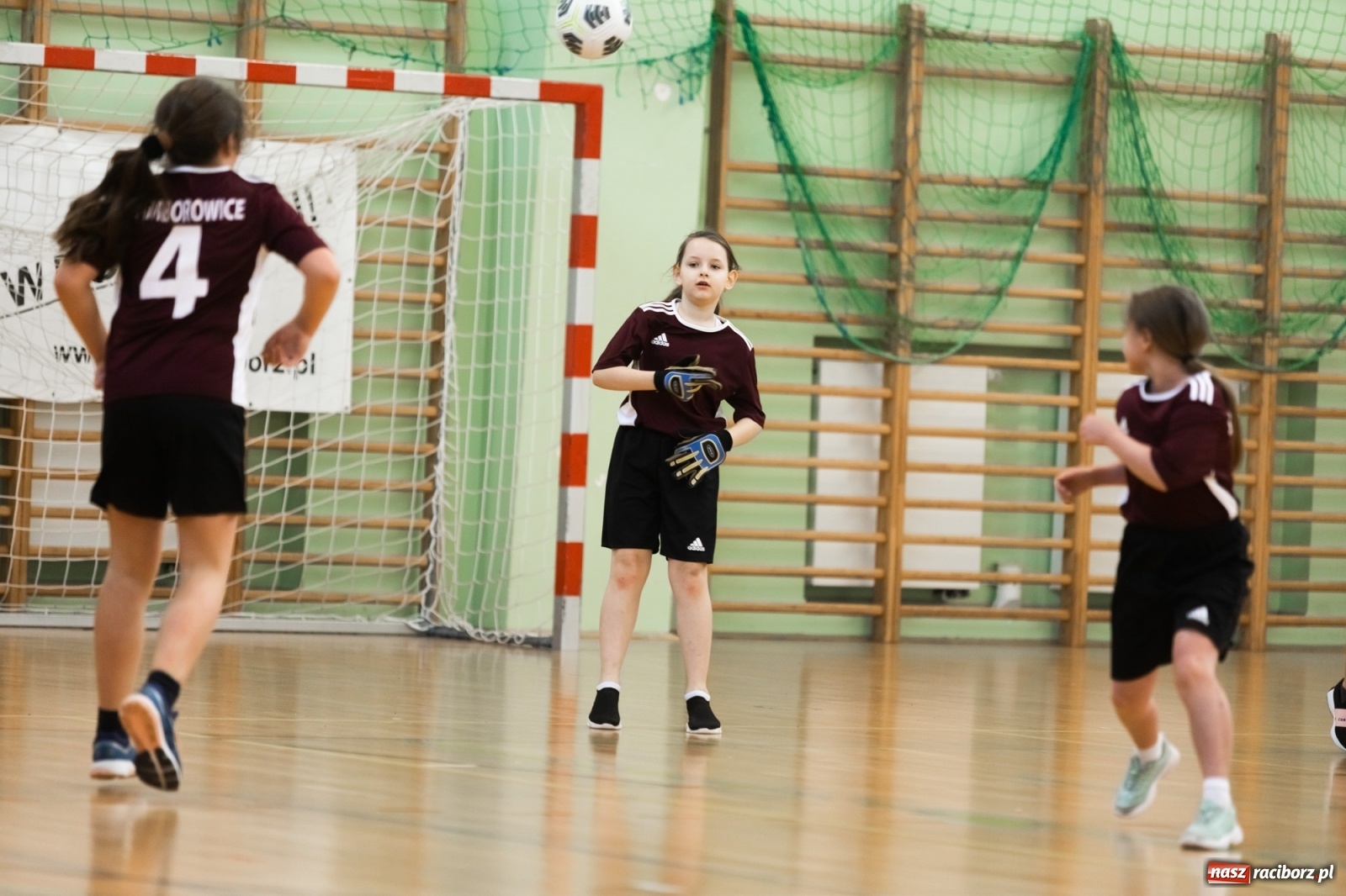 Zdjęcie w galerii na portalu naszraciborz.pl: Czwartkowa piłkarska rywalizacja w hali przy Łąkowej [FOTO] wiadomości z regionu