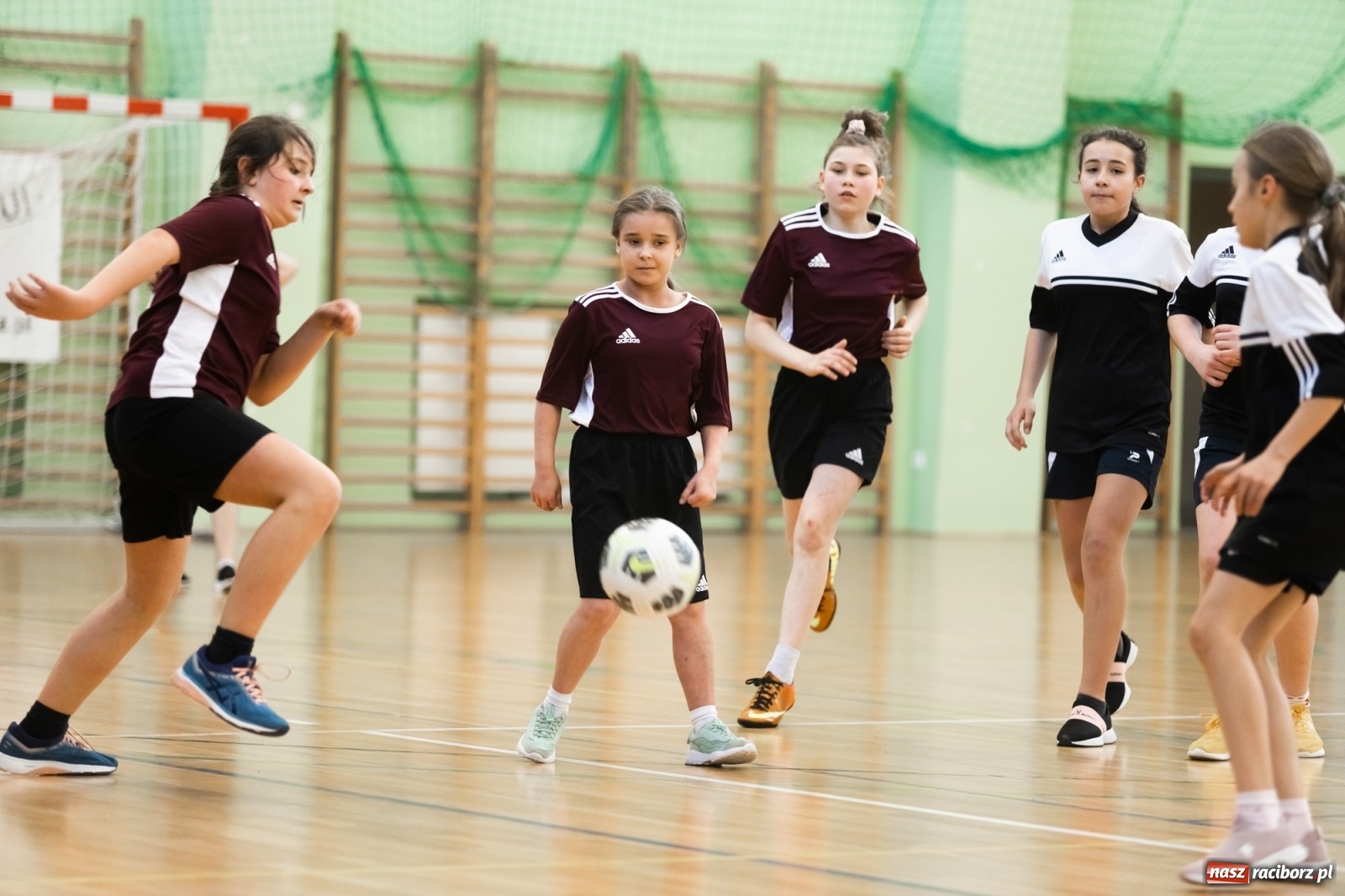 Zdjęcie w galerii na portalu naszraciborz.pl: Czwartkowa piłkarska rywalizacja w hali przy Łąkowej [FOTO] wiadomości z regionu