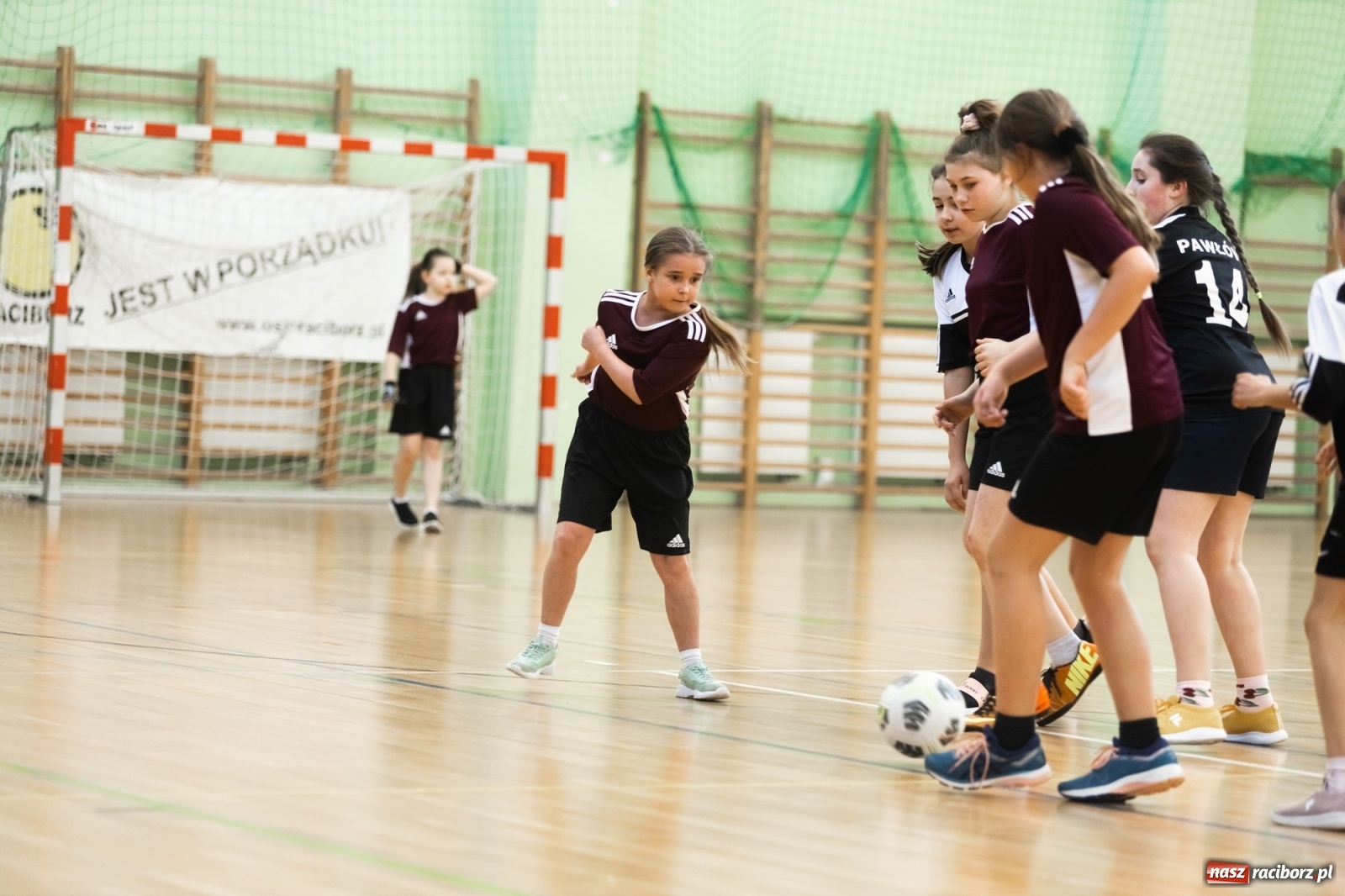 Zdjęcie w galerii na portalu naszraciborz.pl: Czwartkowa piłkarska rywalizacja w hali przy Łąkowej [FOTO] wiadomości z regionu