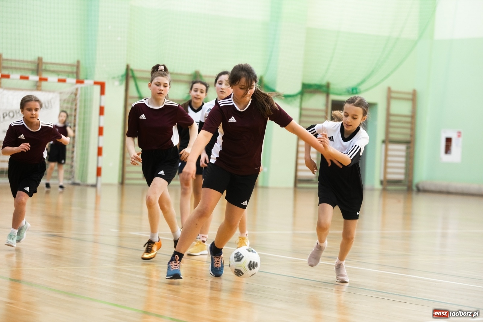 Zdjęcie w galerii na portalu naszraciborz.pl: Czwartkowa piłkarska rywalizacja w hali przy Łąkowej [FOTO] wiadomości z regionu