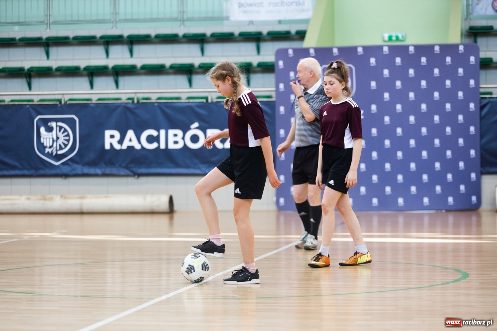 Zdjęcie w galerii na portalu naszraciborz.pl: Czwartkowa piłkarska rywalizacja w hali przy Łąkowej [FOTO] wiadomości z regionu