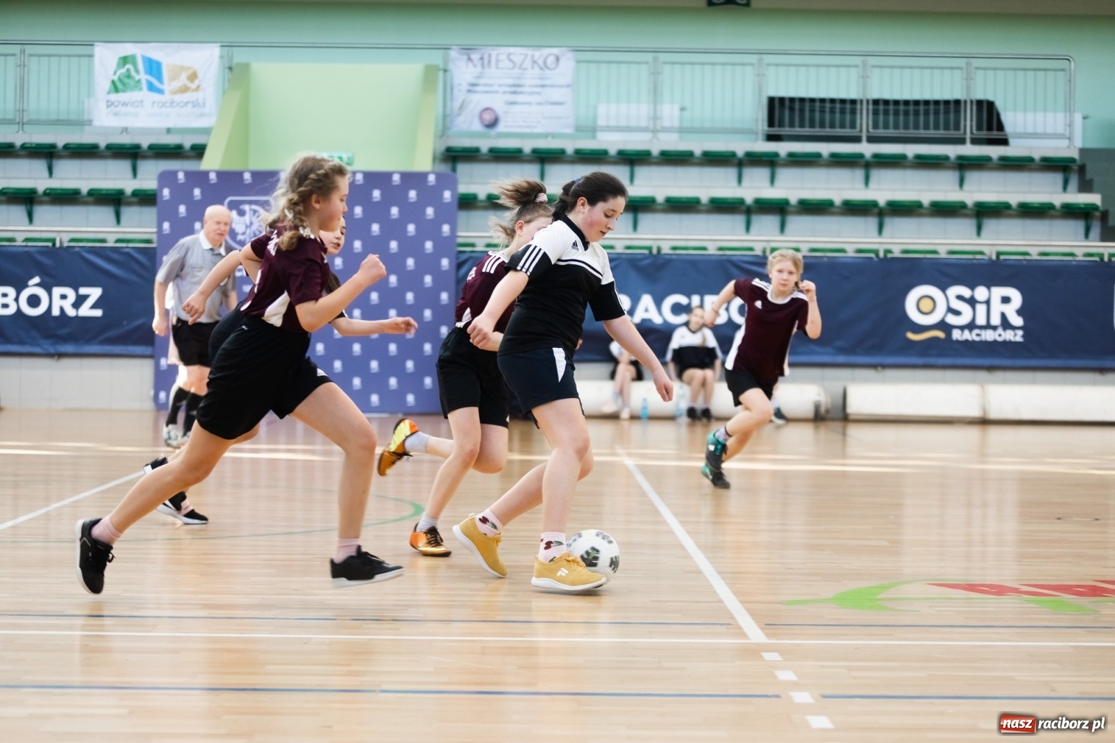 Zdjęcie w galerii na portalu naszraciborz.pl: Czwartkowa piłkarska rywalizacja w hali przy Łąkowej [FOTO] wiadomości z regionu