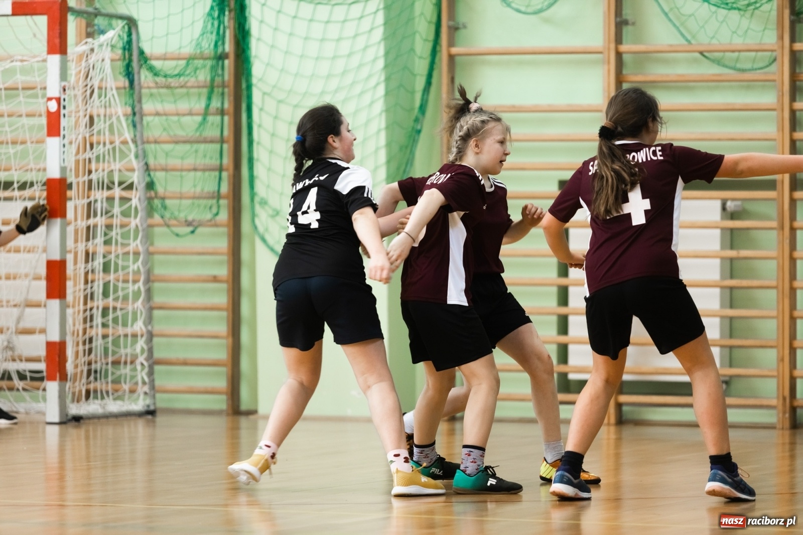 Zdjęcie w galerii na portalu naszraciborz.pl: Czwartkowa piłkarska rywalizacja w hali przy Łąkowej [FOTO] wiadomości z regionu