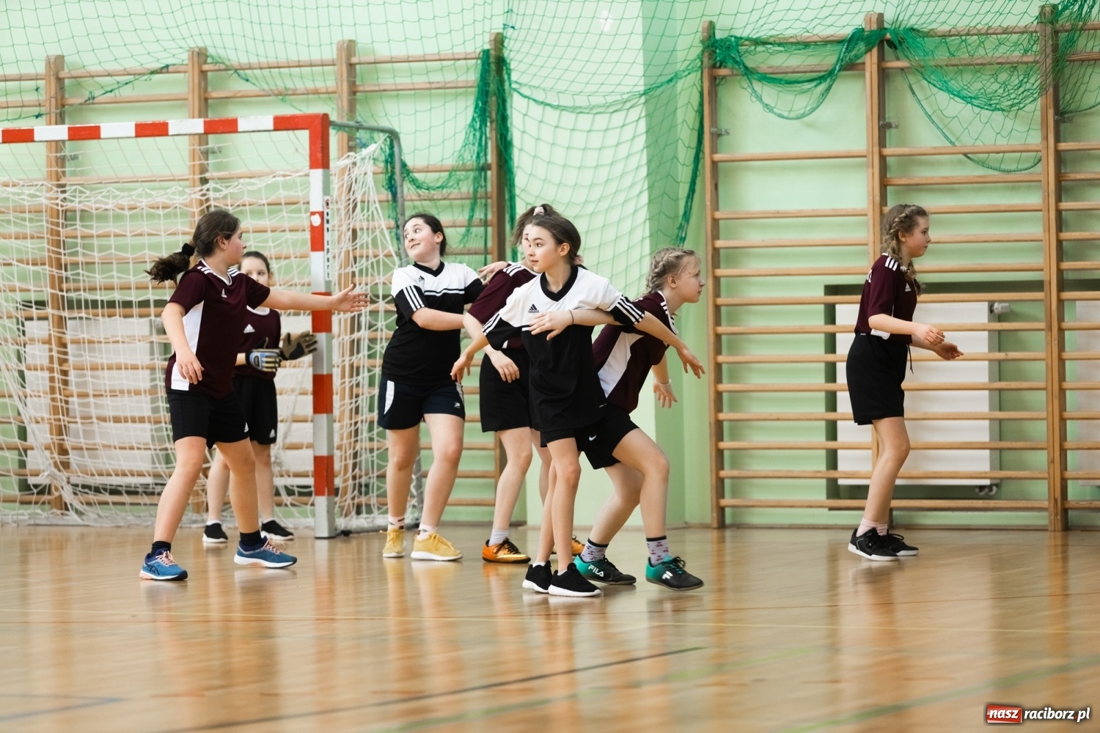 Zdjęcie w galerii na portalu naszraciborz.pl: Czwartkowa piłkarska rywalizacja w hali przy Łąkowej [FOTO] wiadomości z regionu