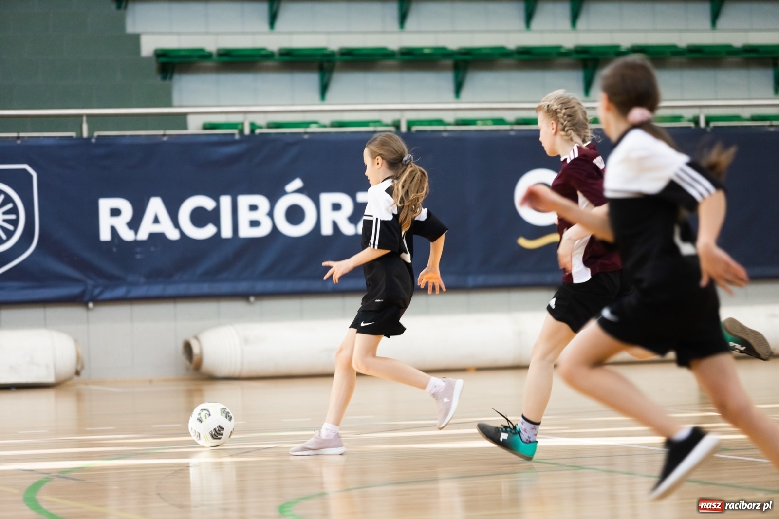 Zdjęcie w galerii na portalu naszraciborz.pl: Czwartkowa piłkarska rywalizacja w hali przy Łąkowej [FOTO] wiadomości z regionu